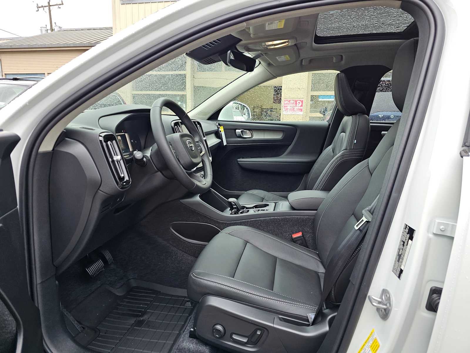 2025 Volvo XC40 Core Bright Theme
