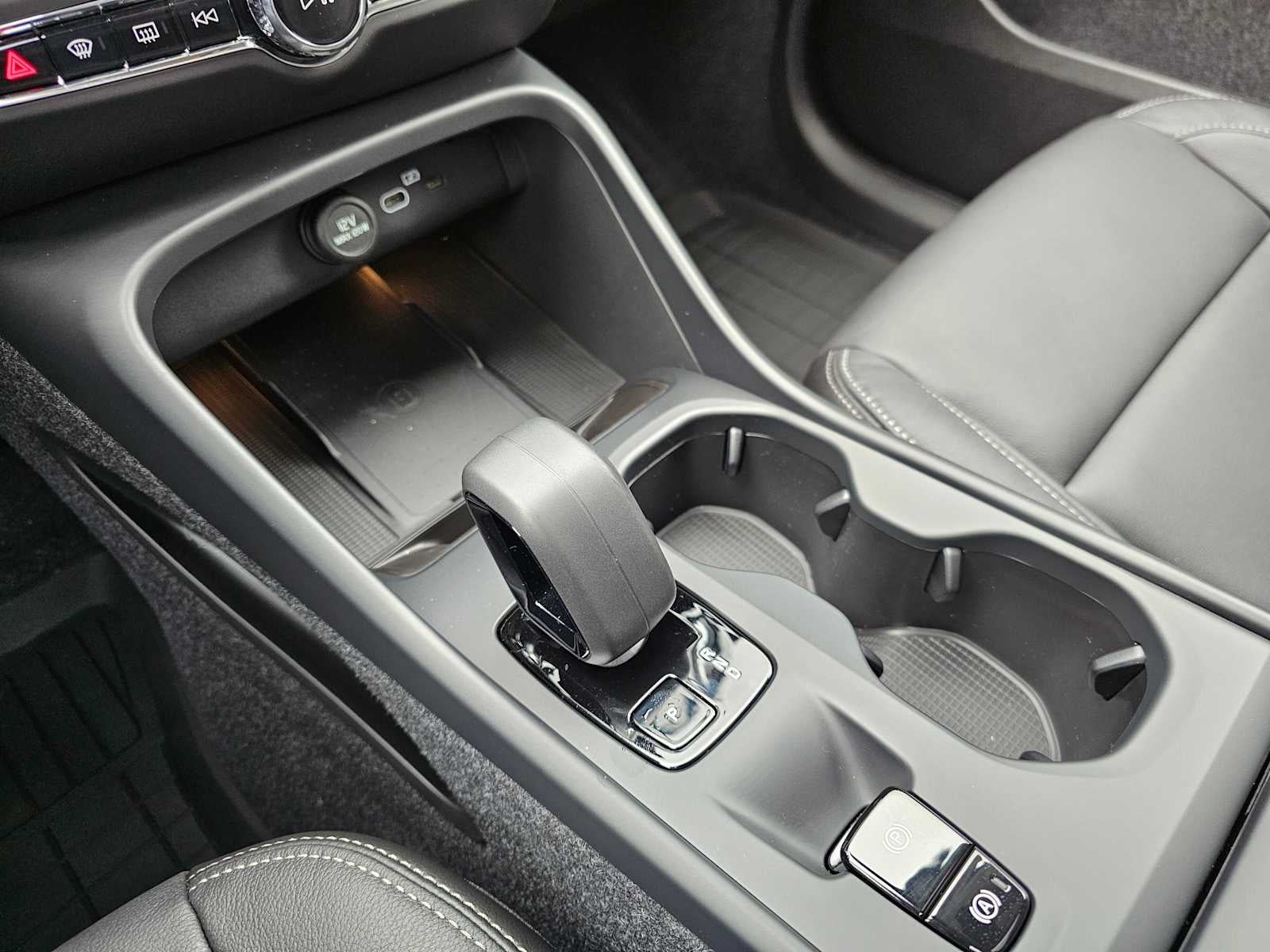 2025 Volvo XC40 Core Bright Theme
