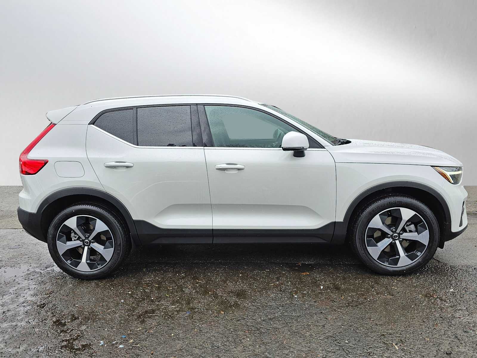 2025 Volvo XC40 Core Bright Theme