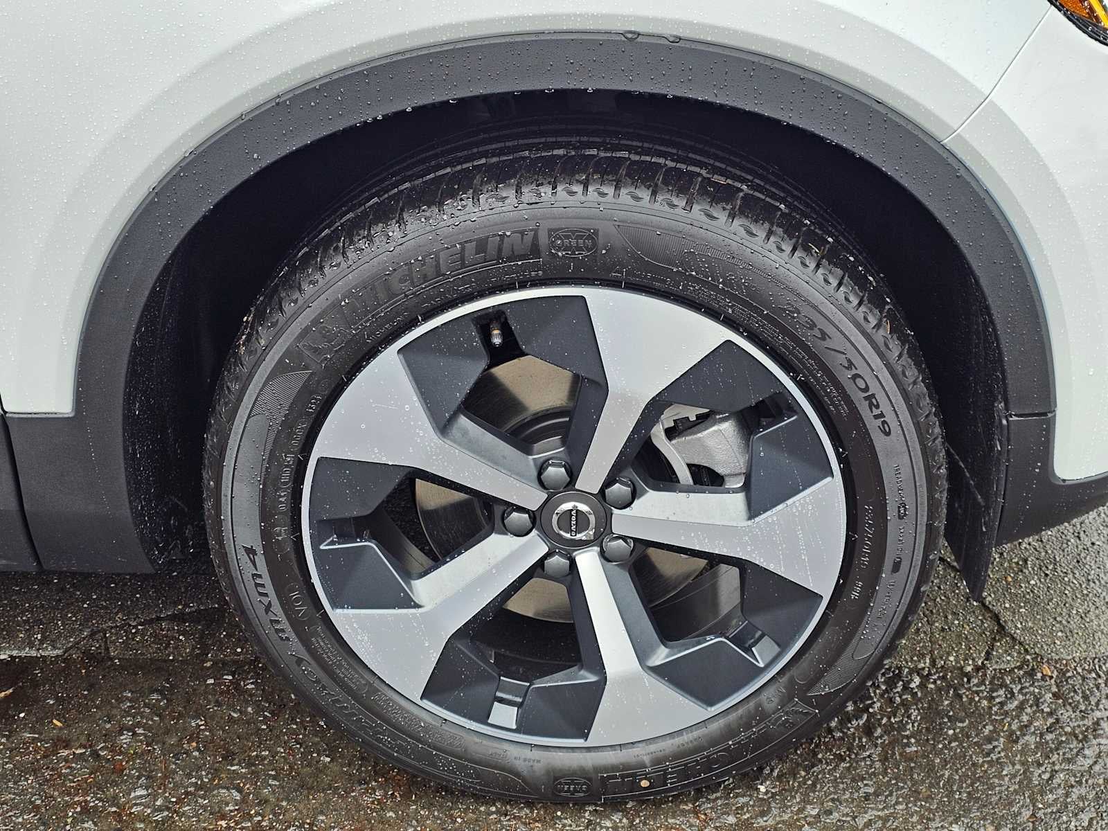 2025 Volvo XC40 Core Bright Theme