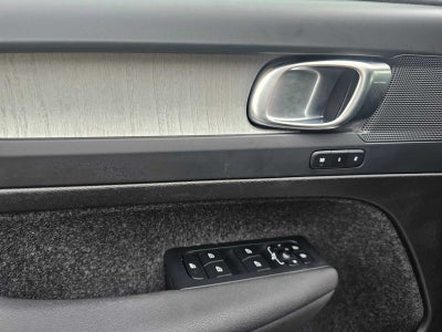 2025 Volvo XC40 Core Bright Theme