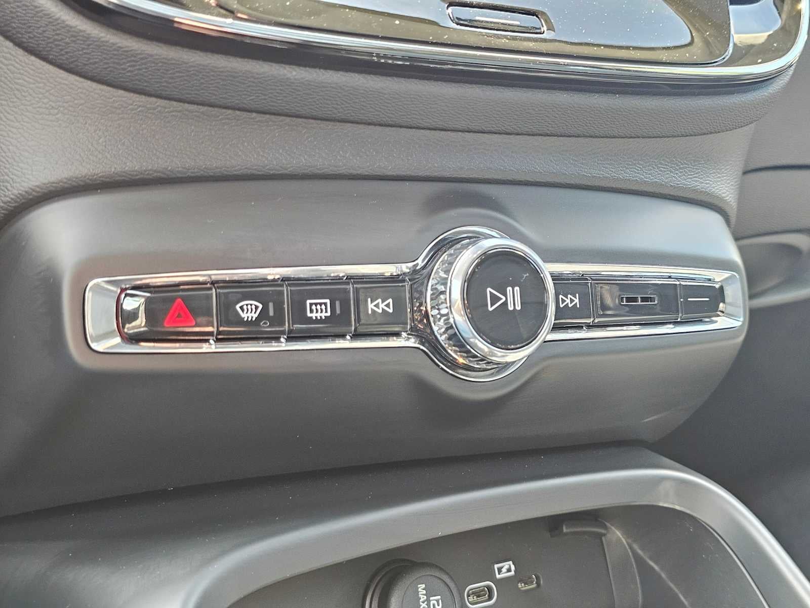 2025 Volvo XC40 Ultra Dark Theme