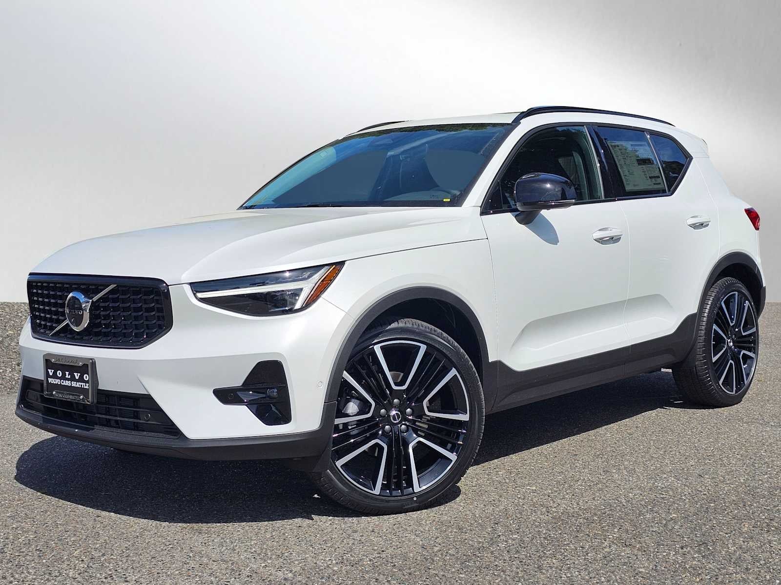2025 Volvo XC40 Ultra Dark Theme
