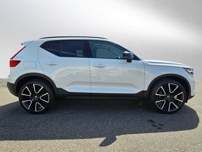 2025 Volvo XC40 Ultra Dark Theme