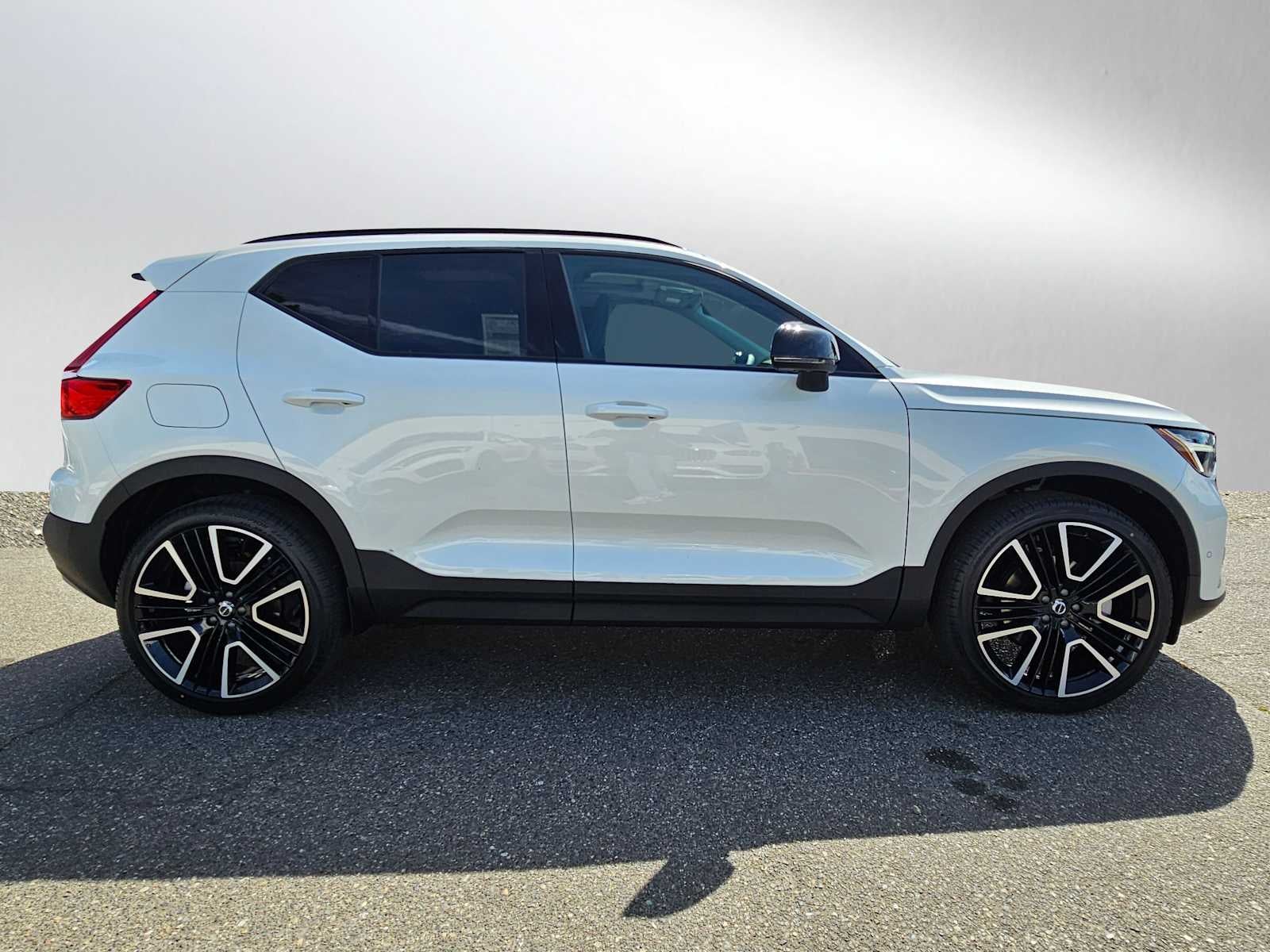 2025 Volvo XC40 Ultra Dark Theme