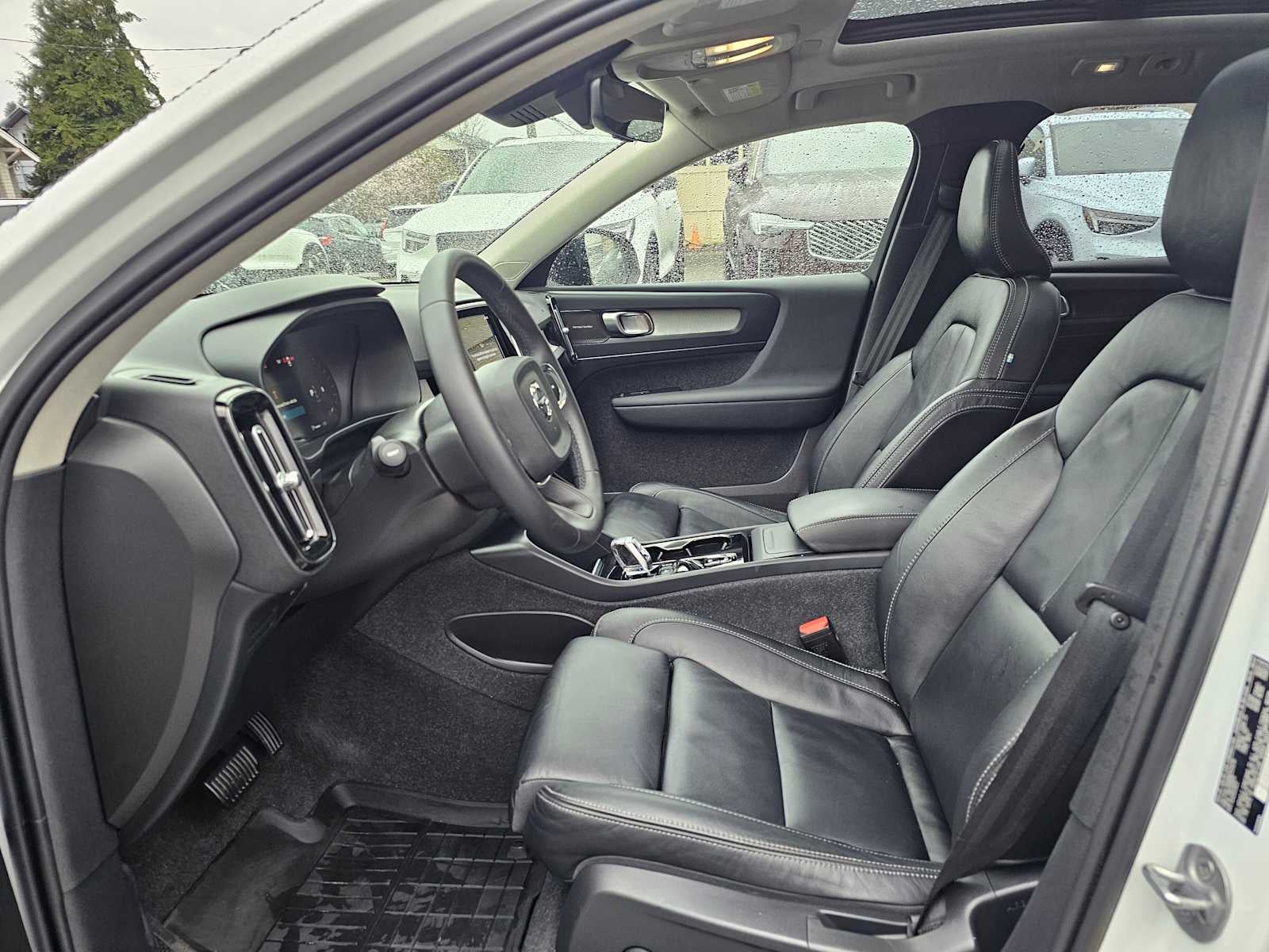 2024 Volvo XC40 Ultimate Dark Theme