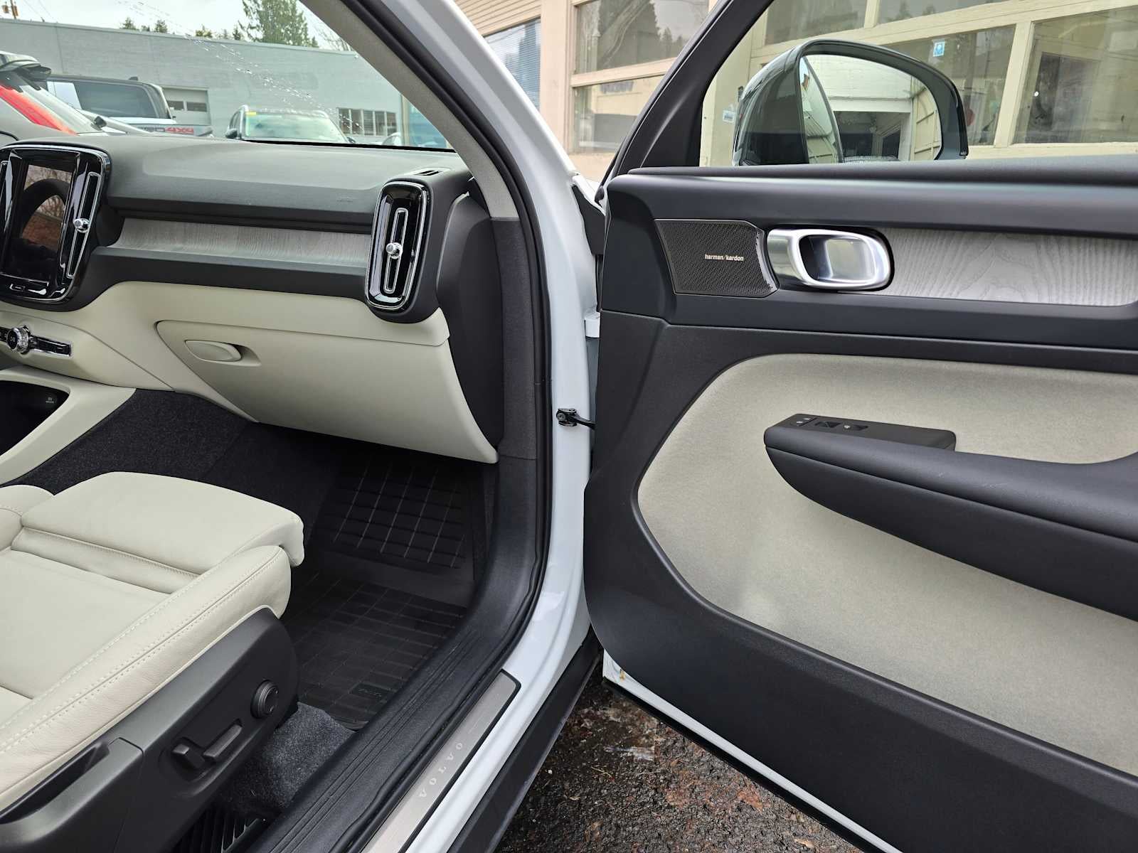 2024 Volvo XC40 Ultimate Dark Theme