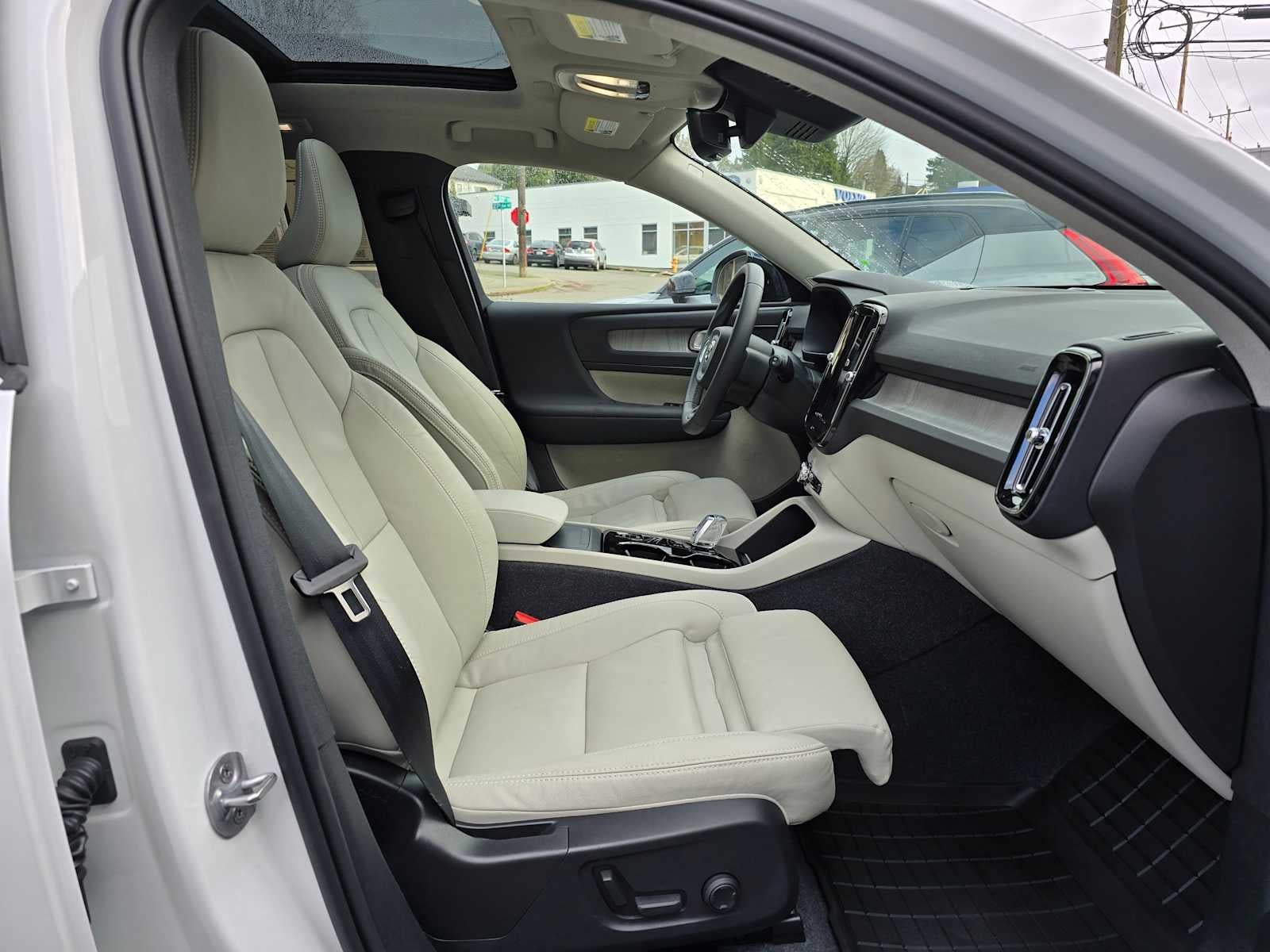 2024 Volvo XC40 Ultimate Dark Theme