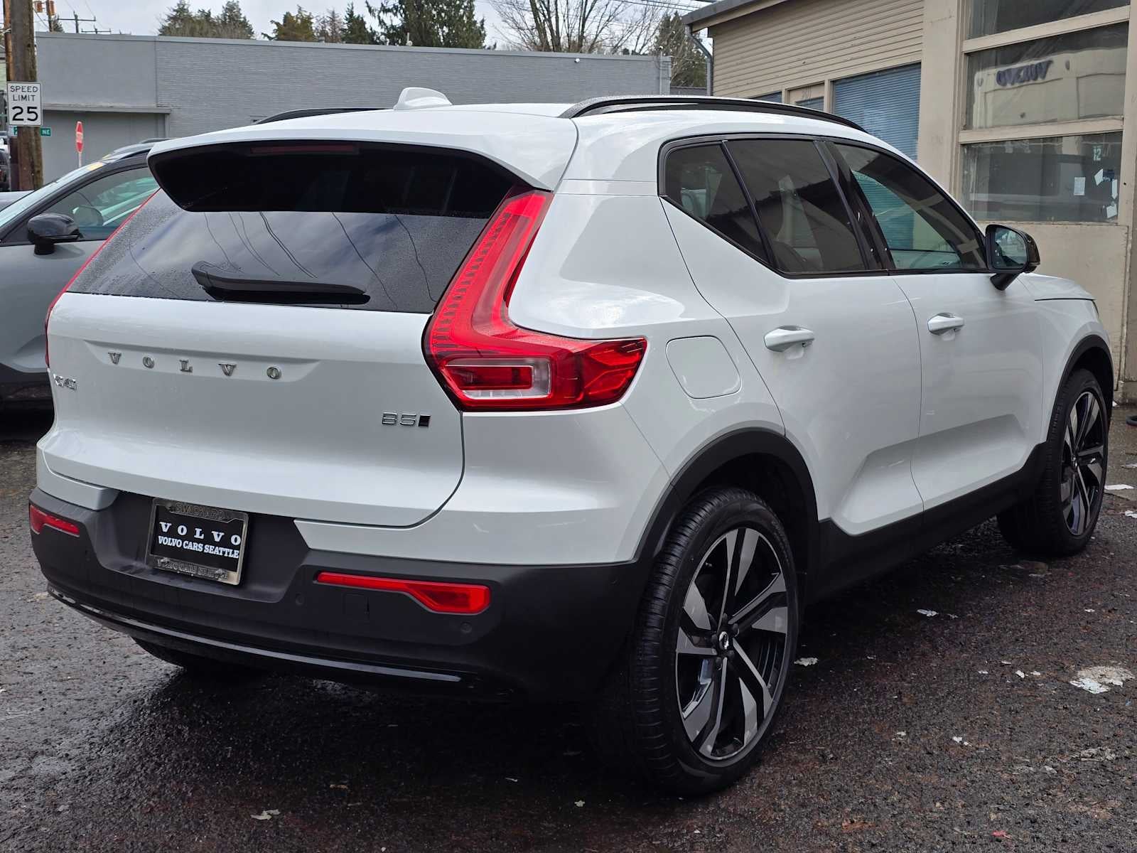 2024 Volvo XC40 Ultimate Dark Theme