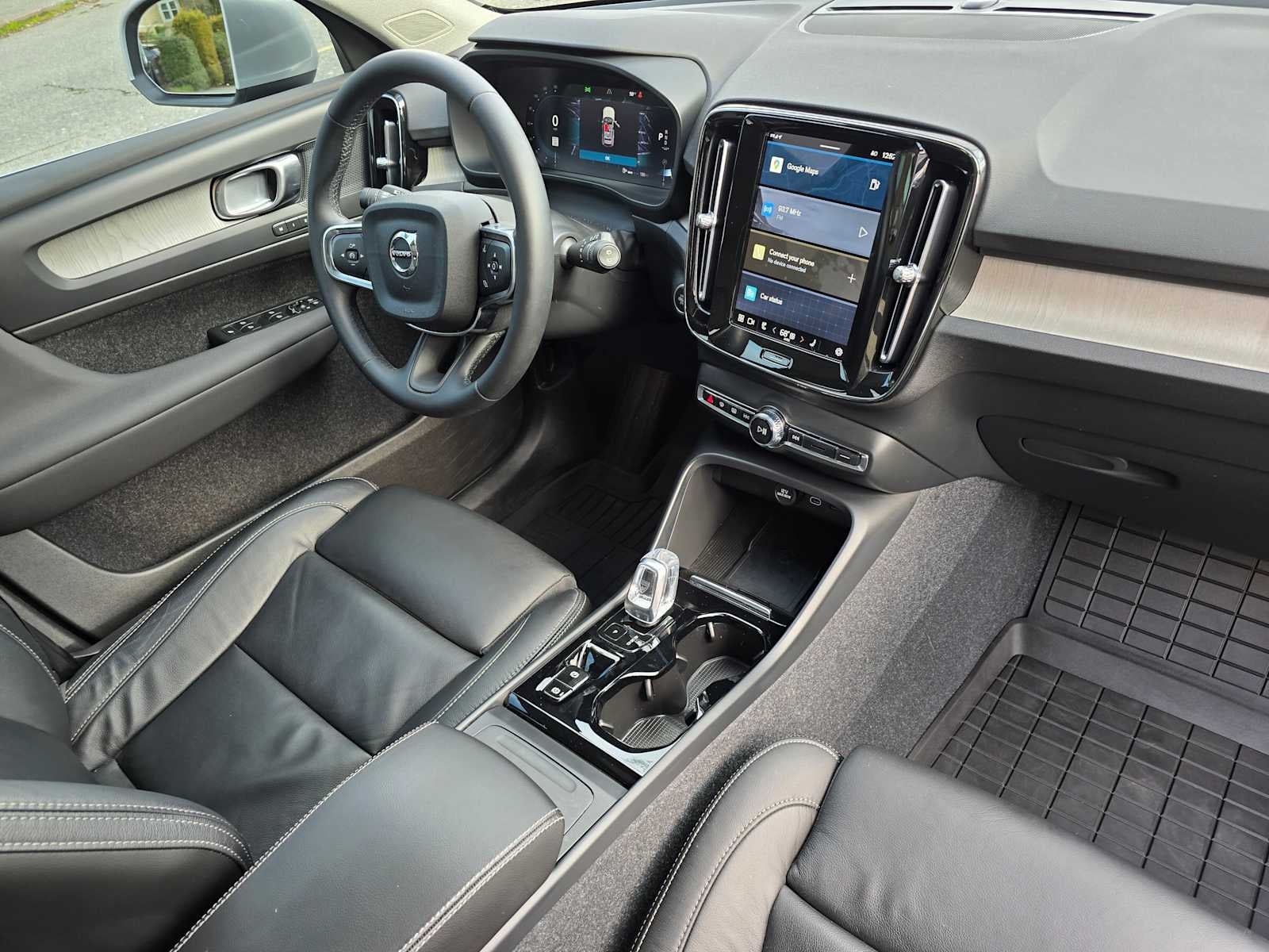 2023 Volvo XC40 Plus Bright Theme