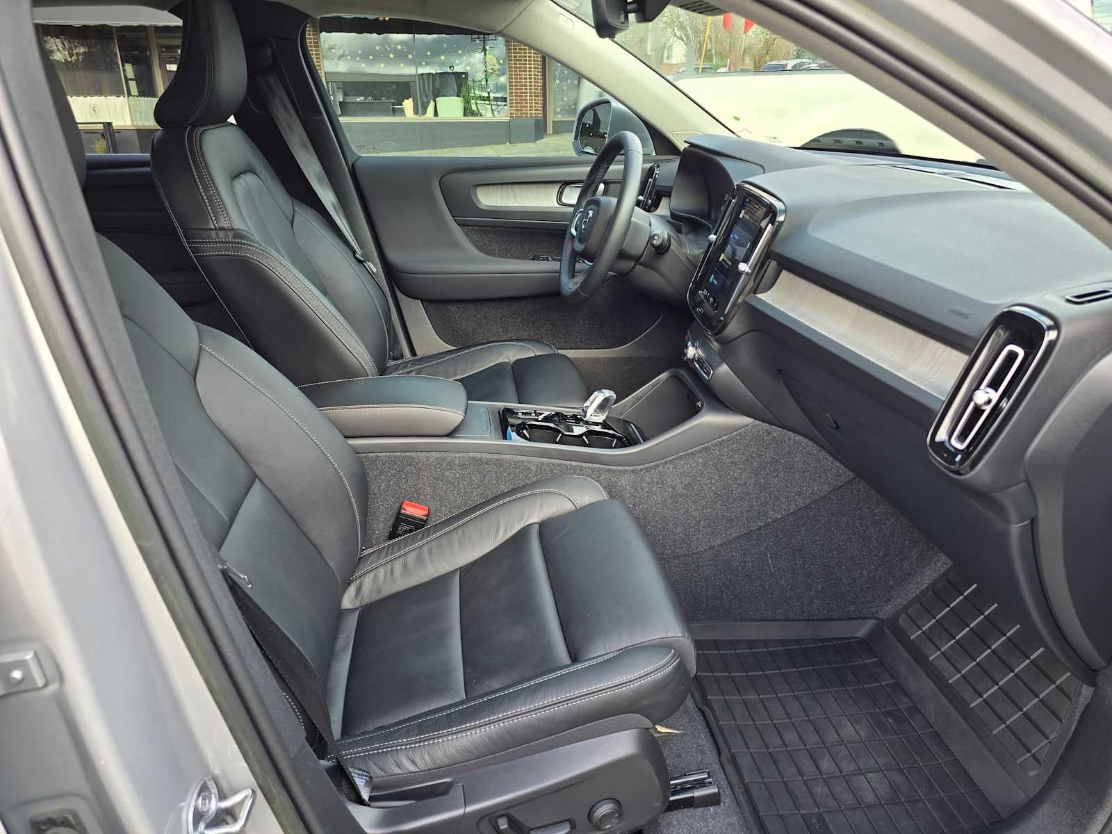 2023 Volvo XC40 Plus Bright Theme