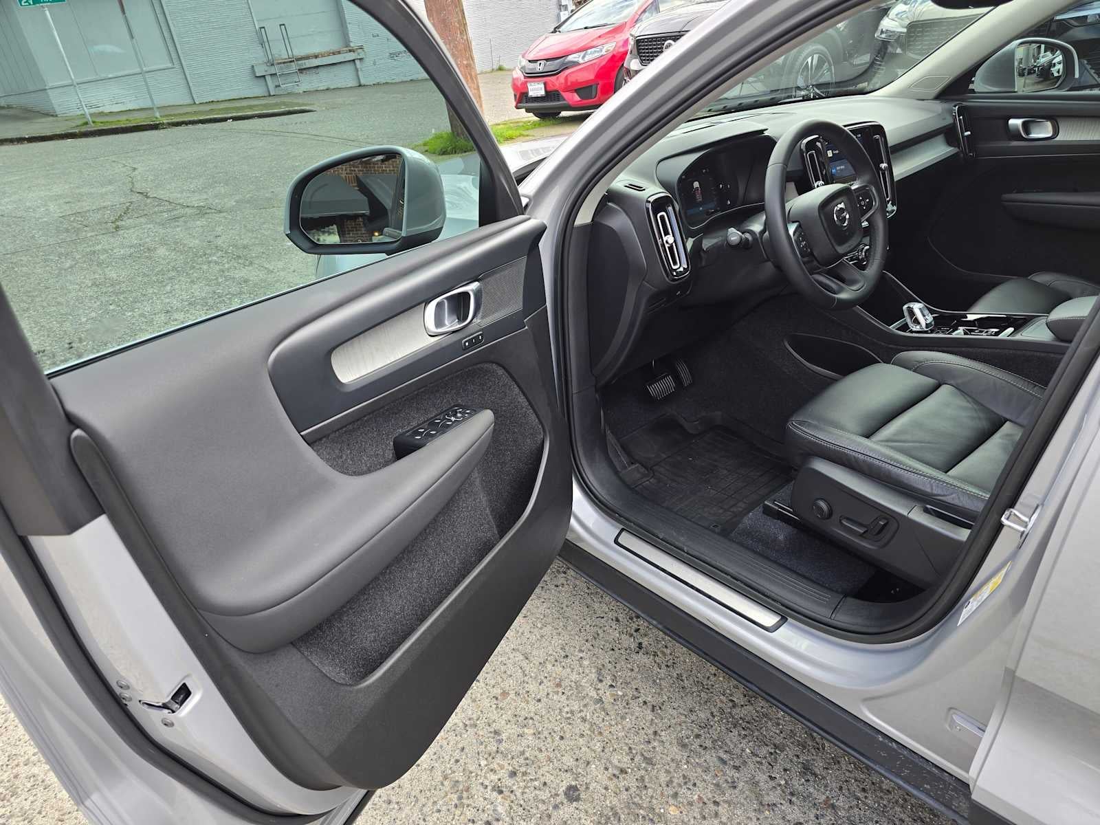 2023 Volvo XC40 Plus Bright Theme