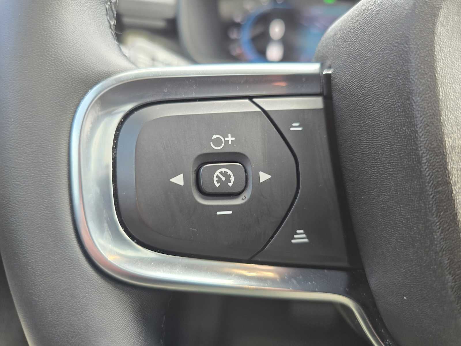 2023 Volvo XC40 Plus Bright Theme