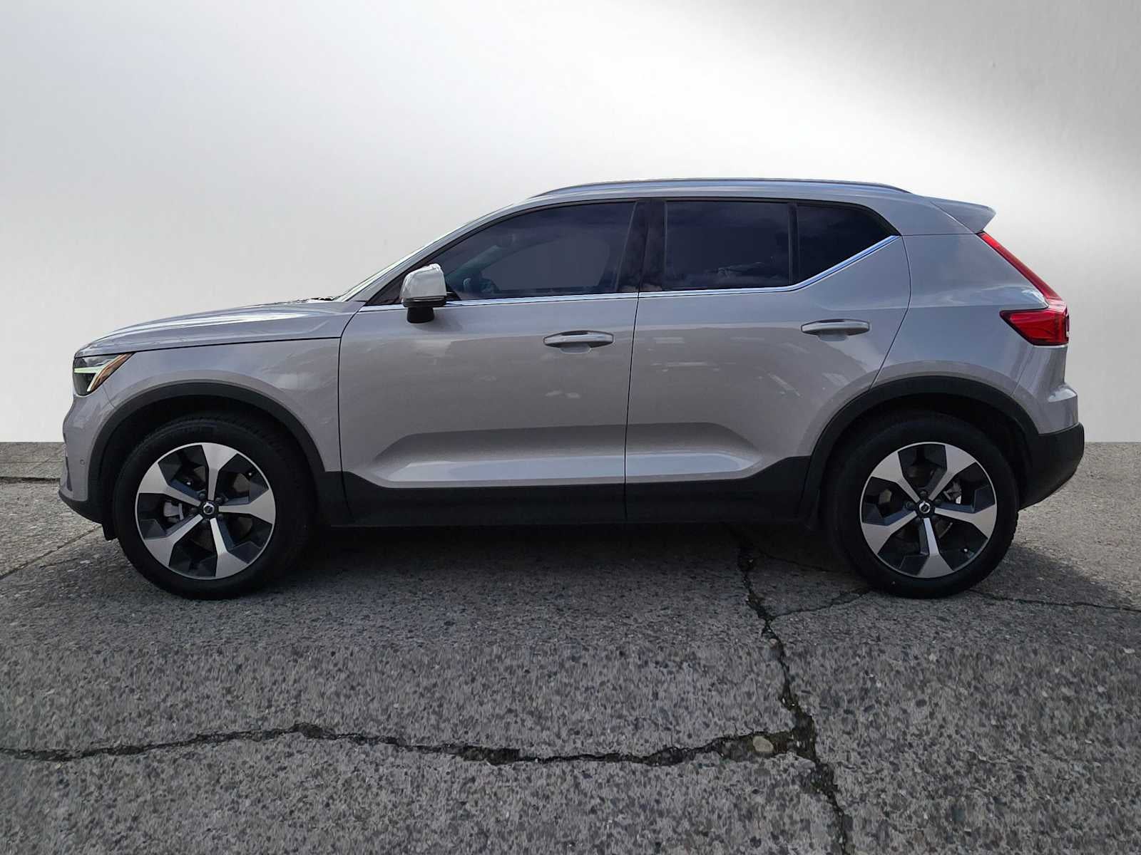 2023 Volvo XC40 Plus Bright Theme