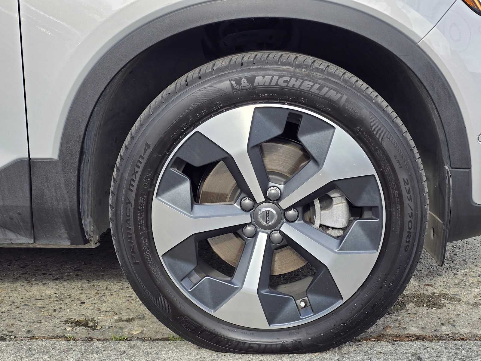 2023 Volvo XC40 Plus Bright Theme