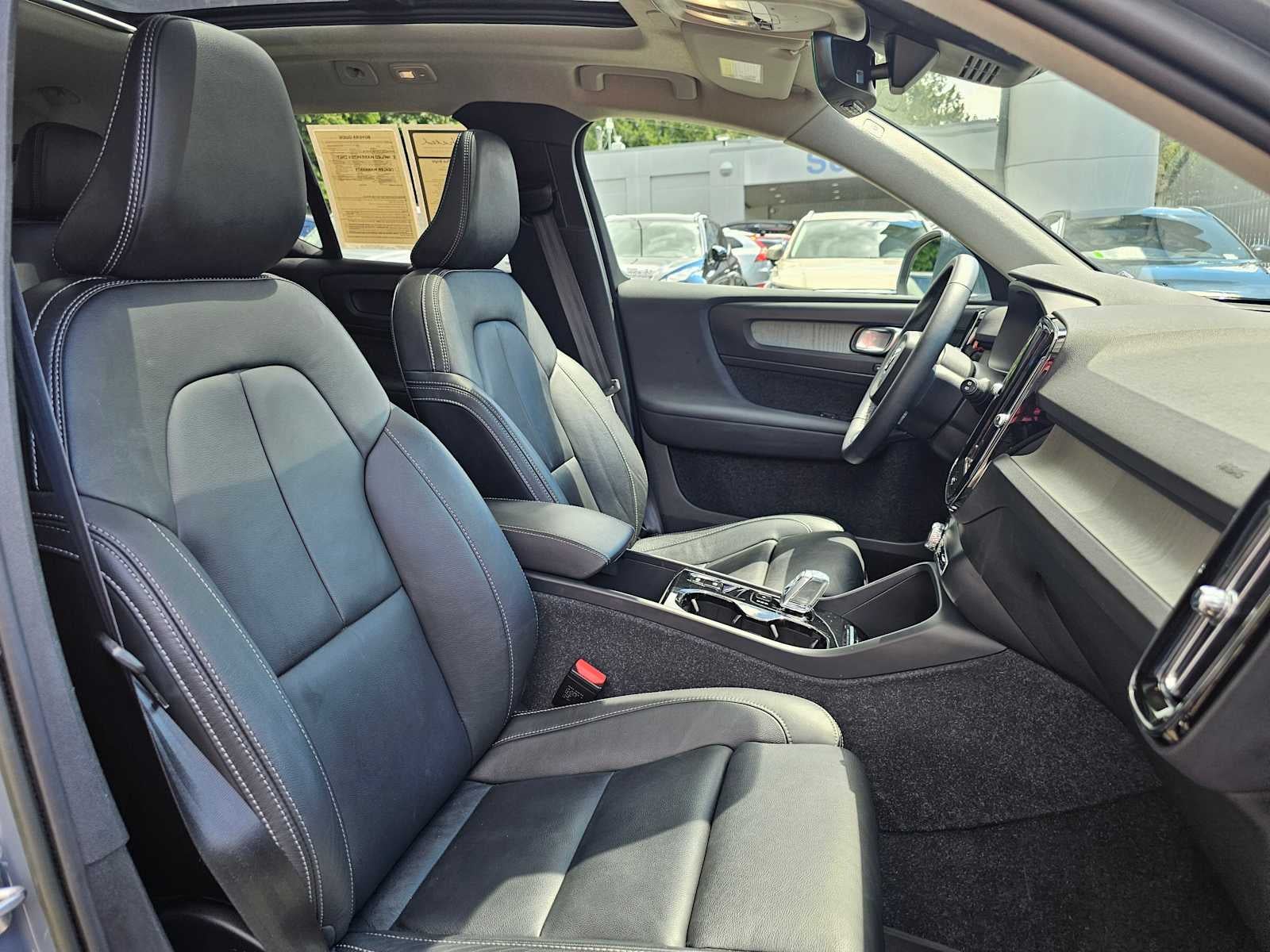 2023 Volvo XC40 Plus Bright Theme