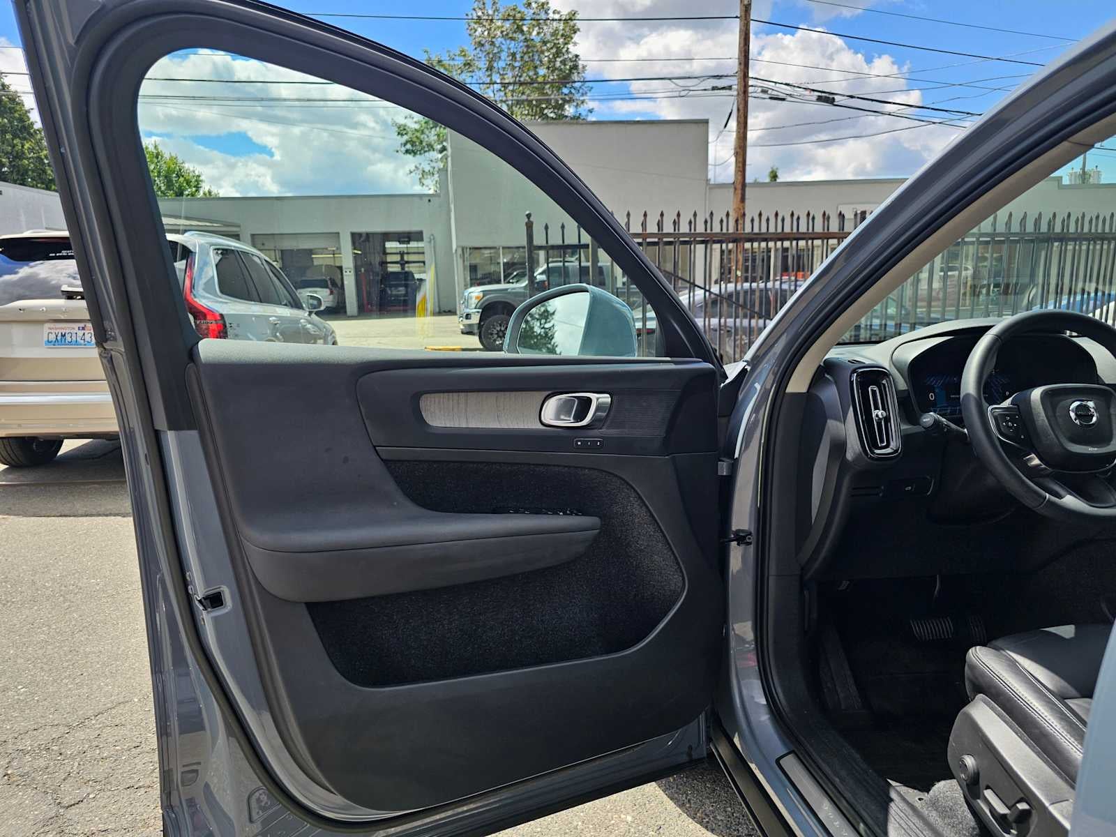 2023 Volvo XC40 Plus Bright Theme