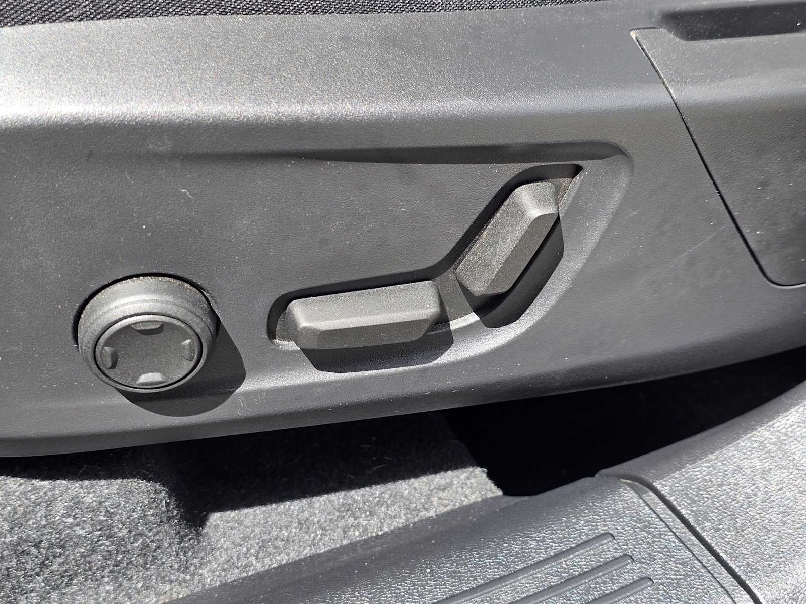 2023 Volvo XC40 Plus Bright Theme