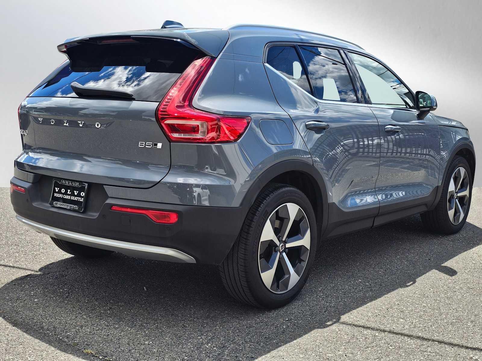 2023 Volvo XC40 Plus Bright Theme
