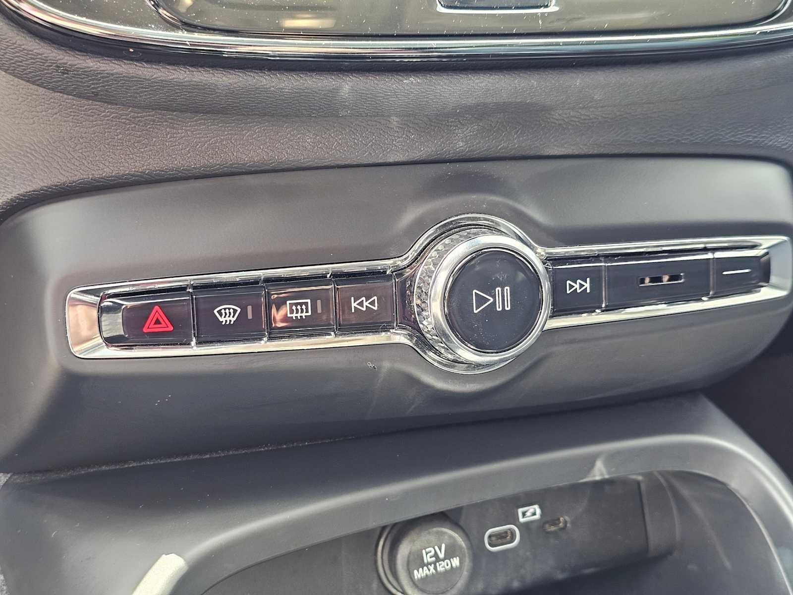 2023 Volvo XC40 Plus Bright Theme