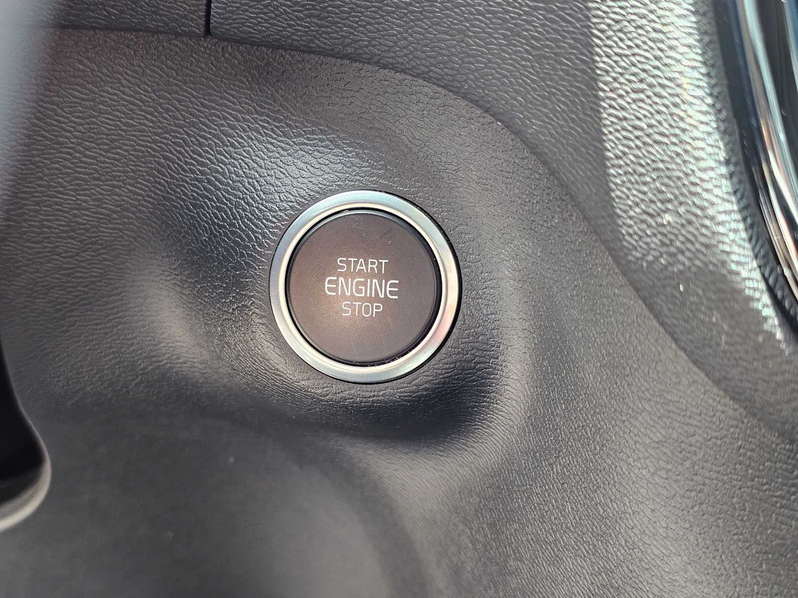 2023 Volvo XC40 Plus Bright Theme