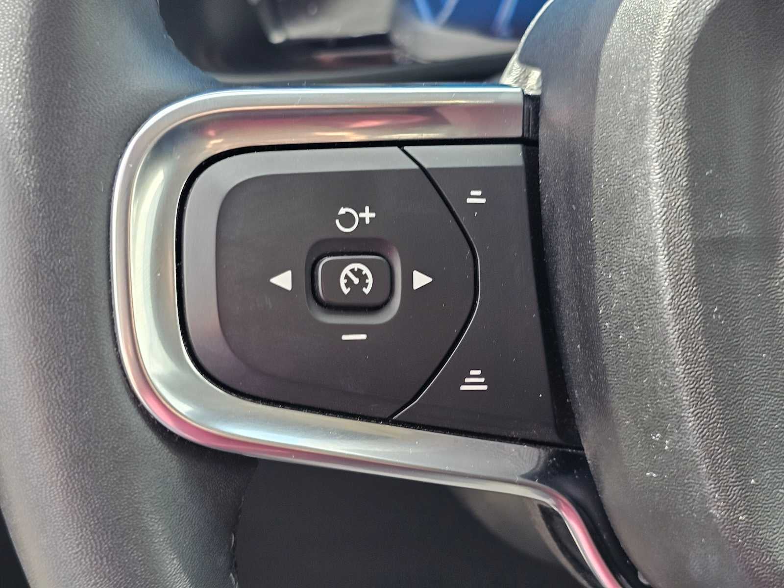2023 Volvo XC40 Plus Bright Theme