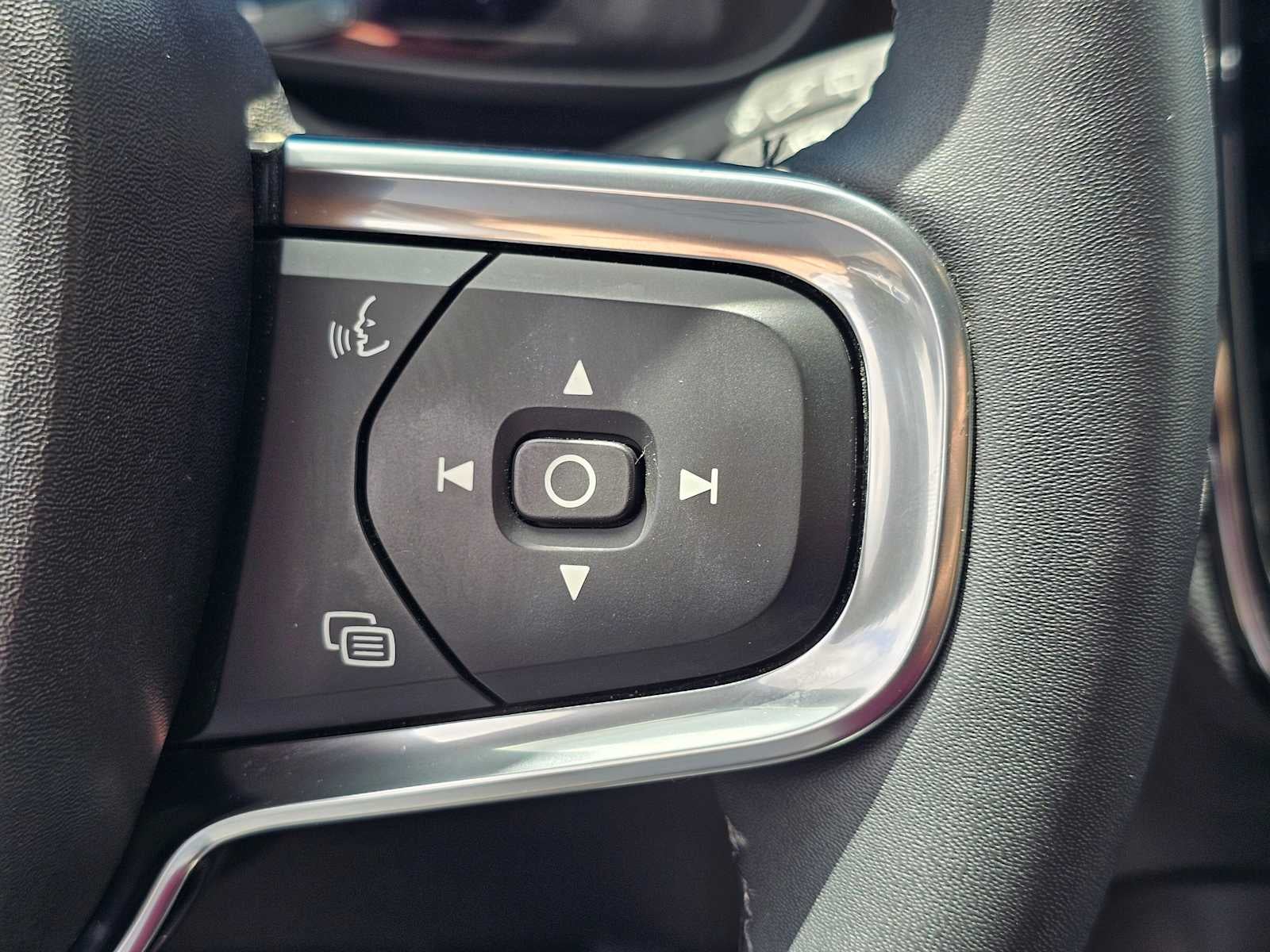 2023 Volvo XC40 Plus Bright Theme