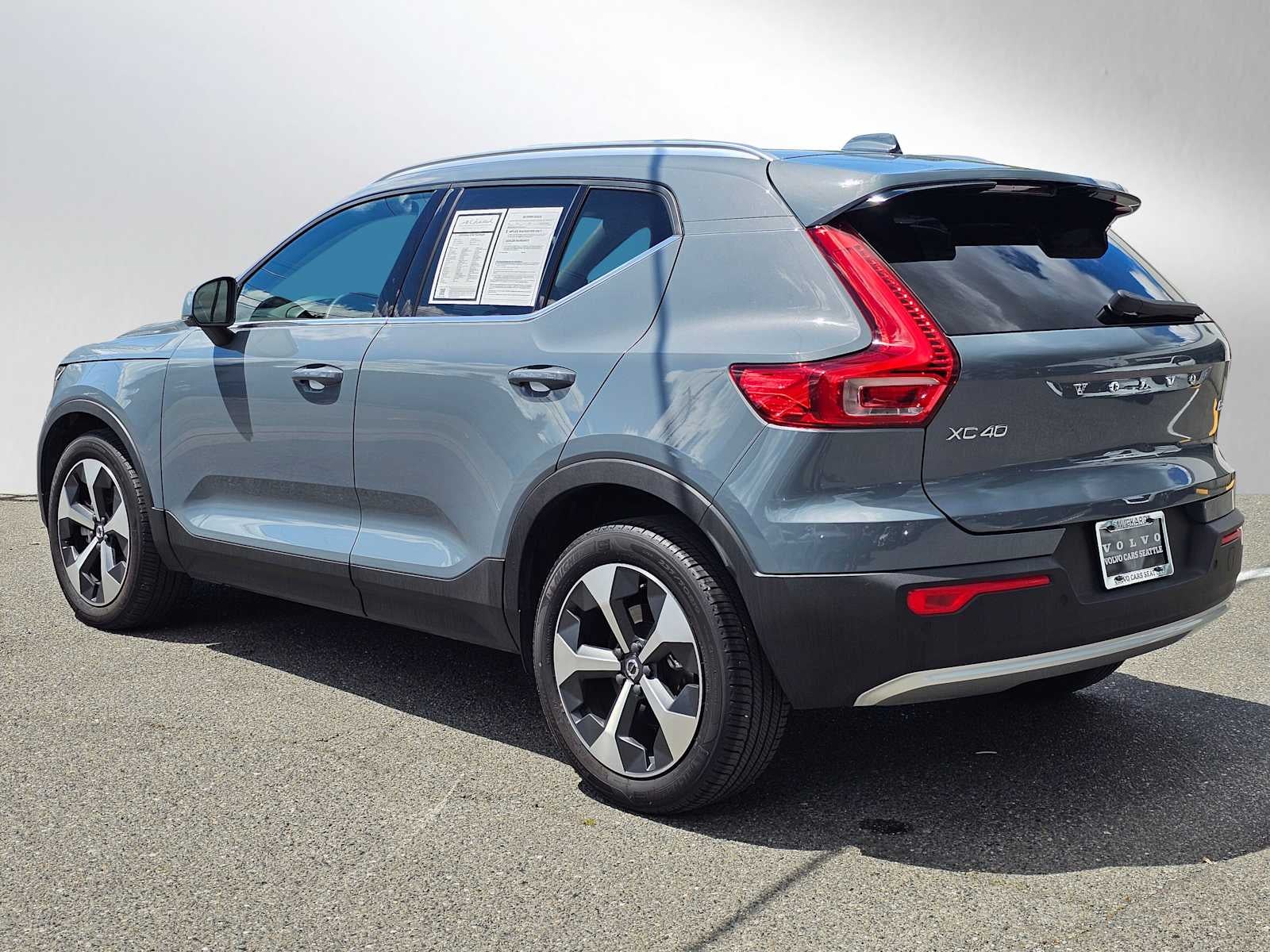 2023 Volvo XC40 Plus Bright Theme