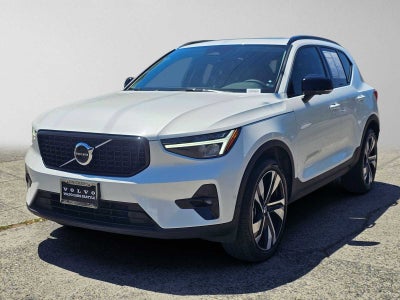 2023 Volvo XC40 Plus Dark Theme