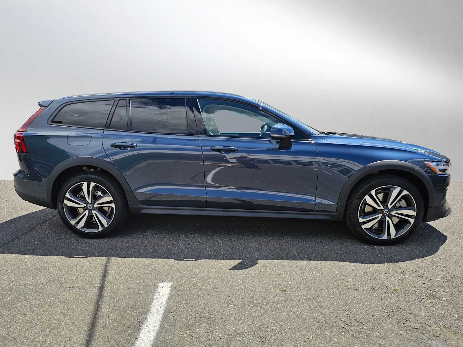 2026 Volvo V60 Cross Country Plus