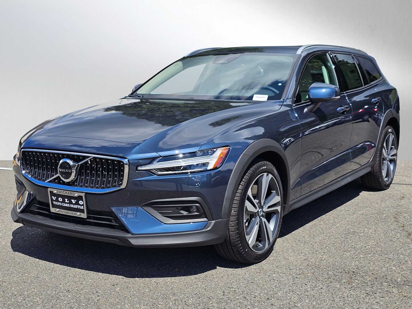 2026 Volvo V60 Cross Country Plus