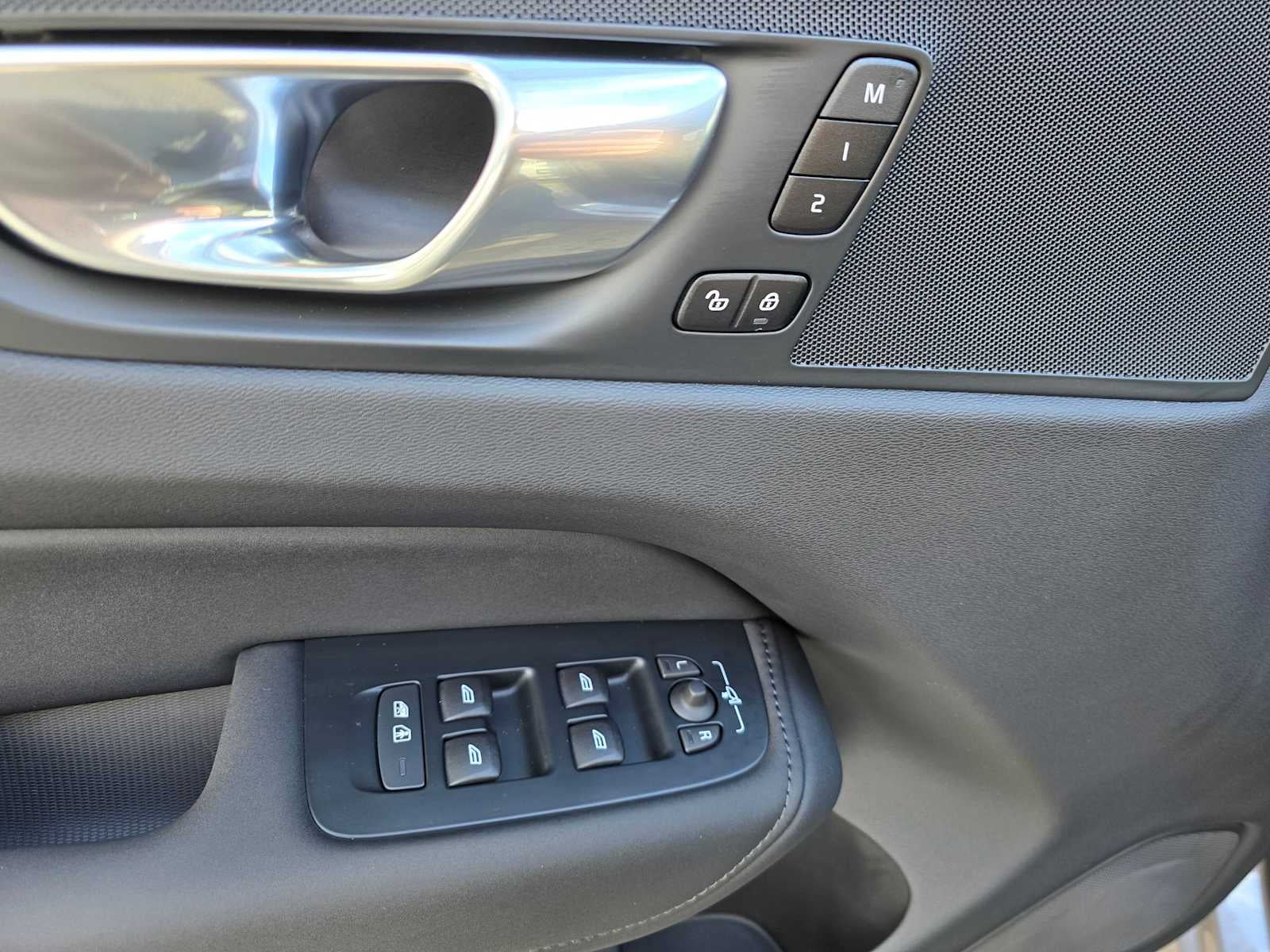 2026 Volvo XC60 Plus