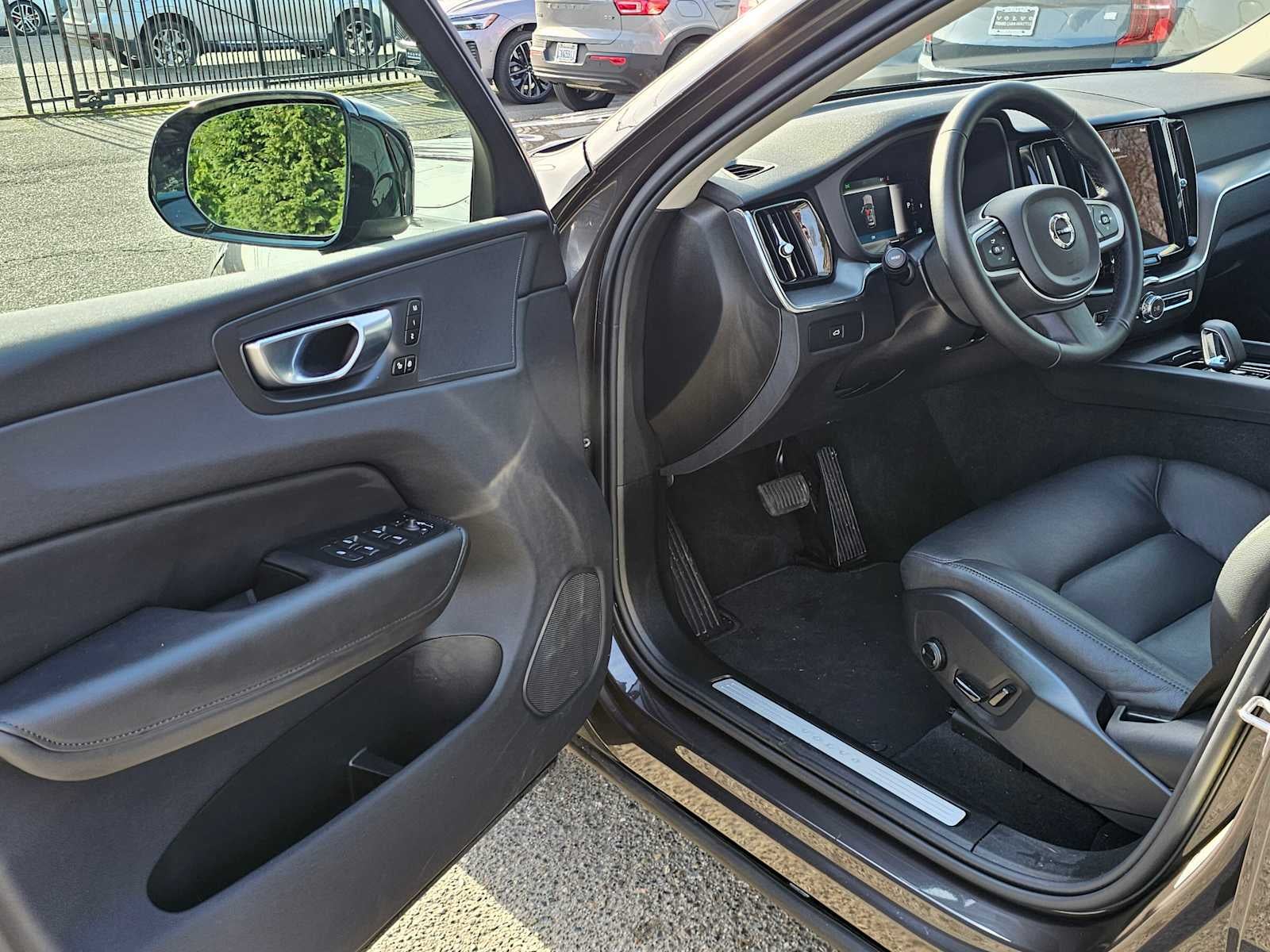 2025 Volvo XC60 Core