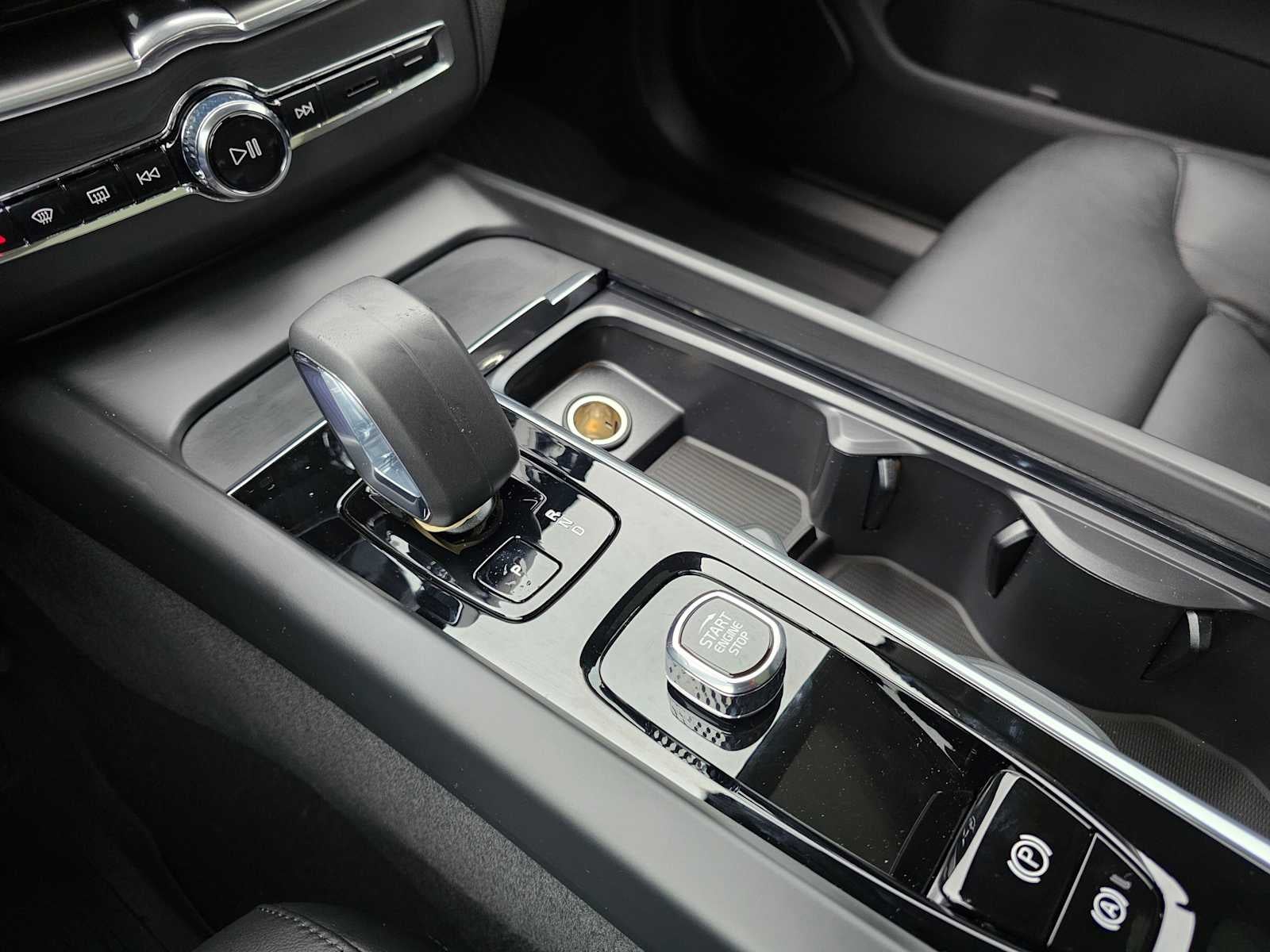 2025 Volvo XC60 Core