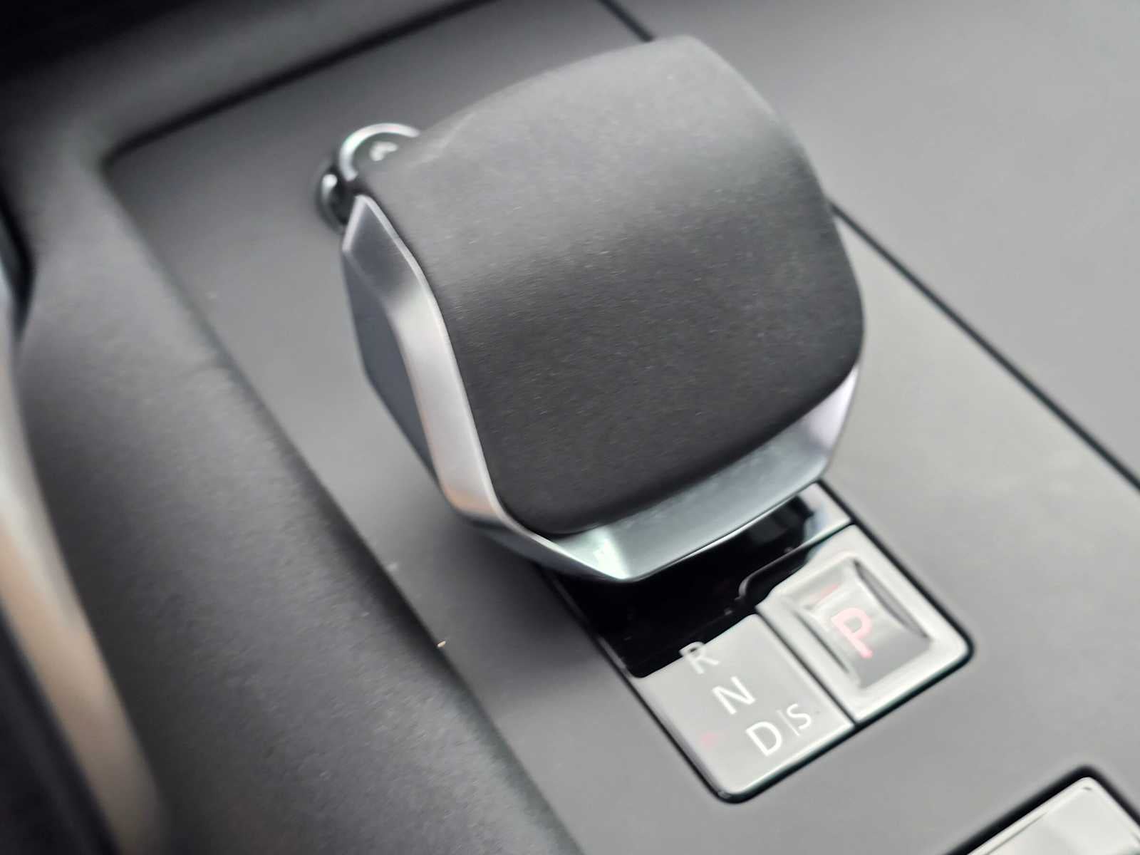2025 Land Rover Discovery Dynamic SE