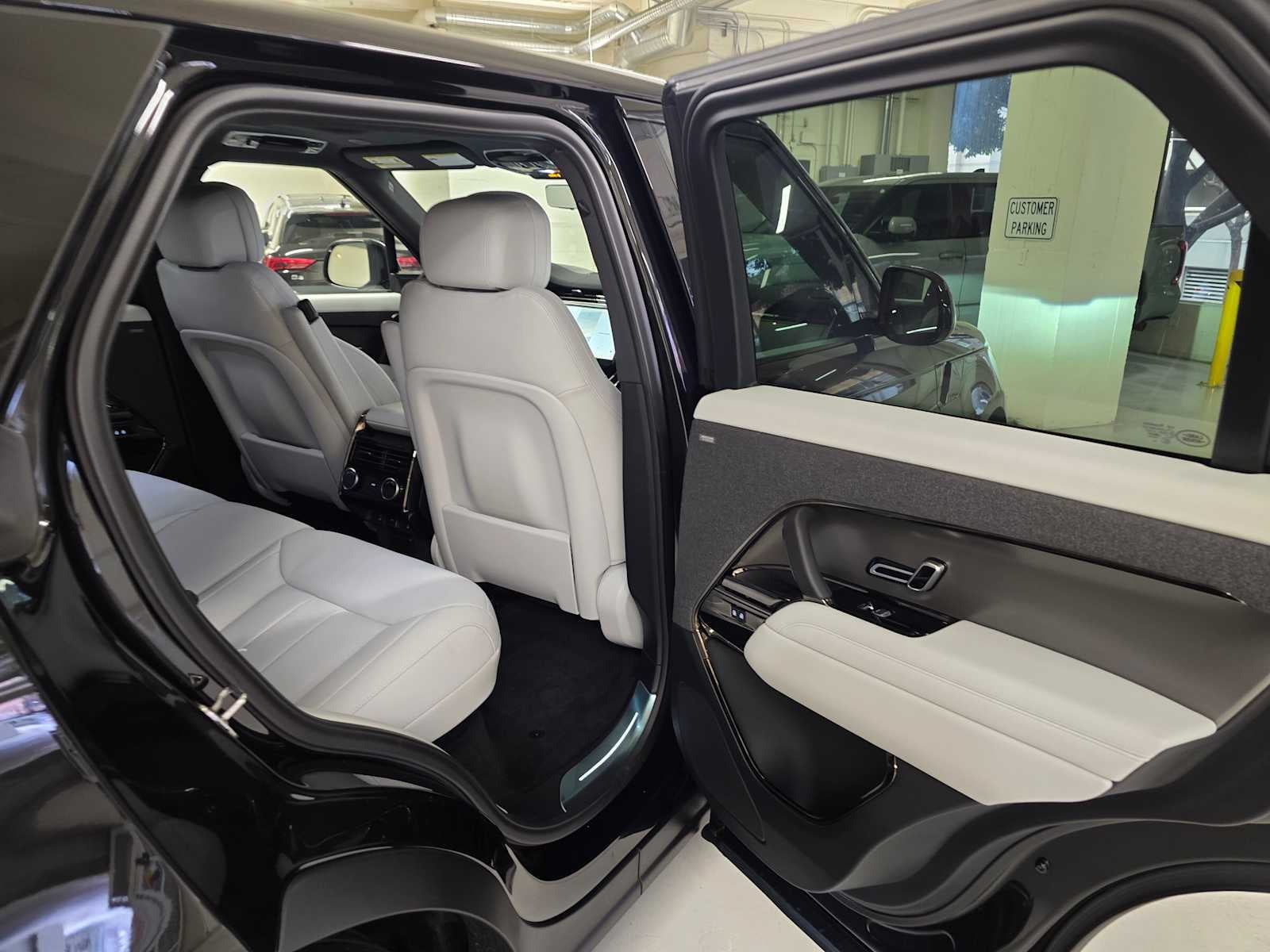 2026 Land Rover Range Rover Sport SE