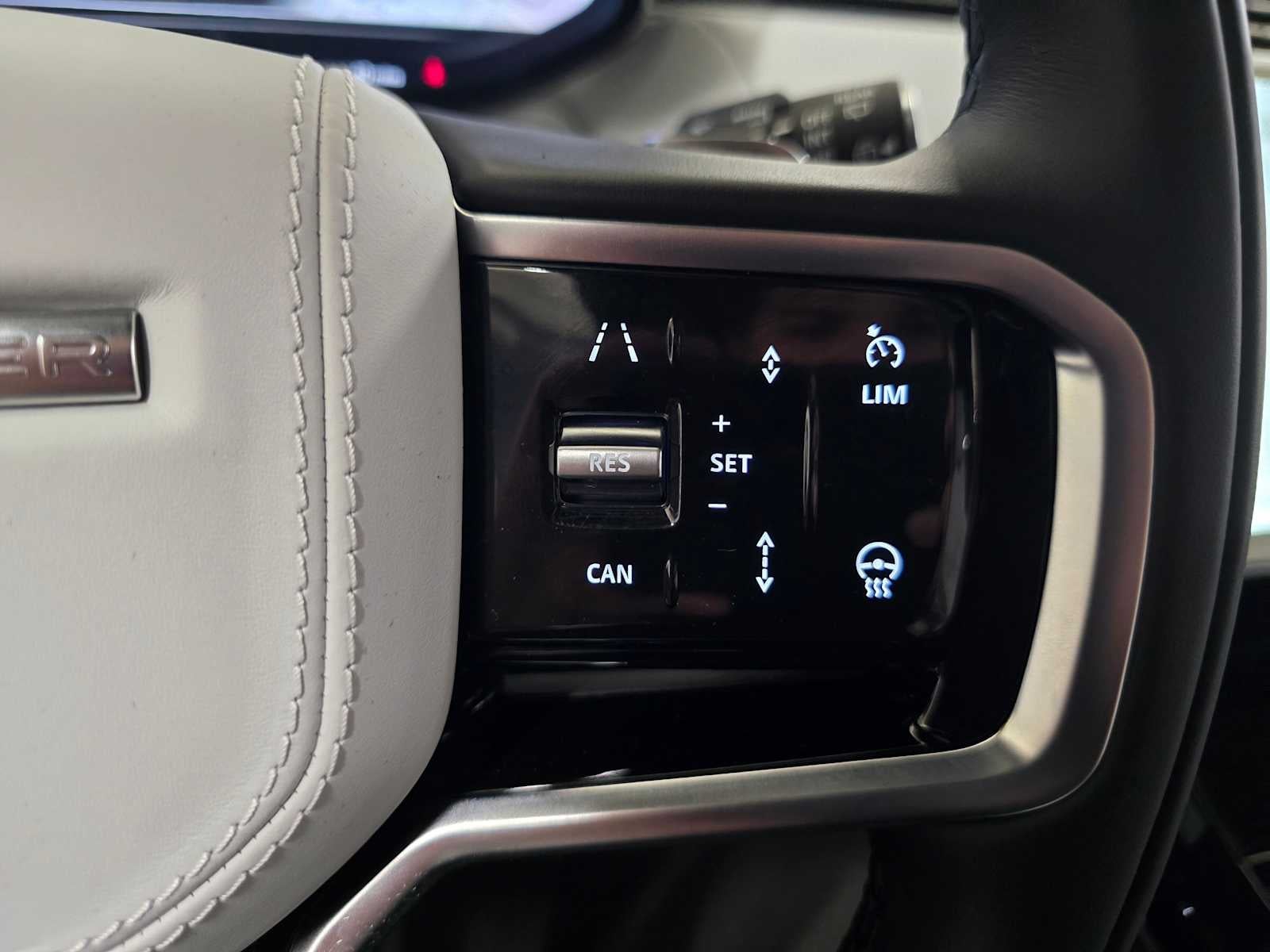 2026 Land Rover Range Rover Sport SE