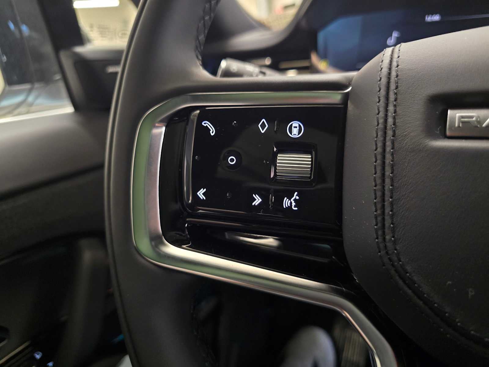 2026 Land Rover Range Rover Sport SE