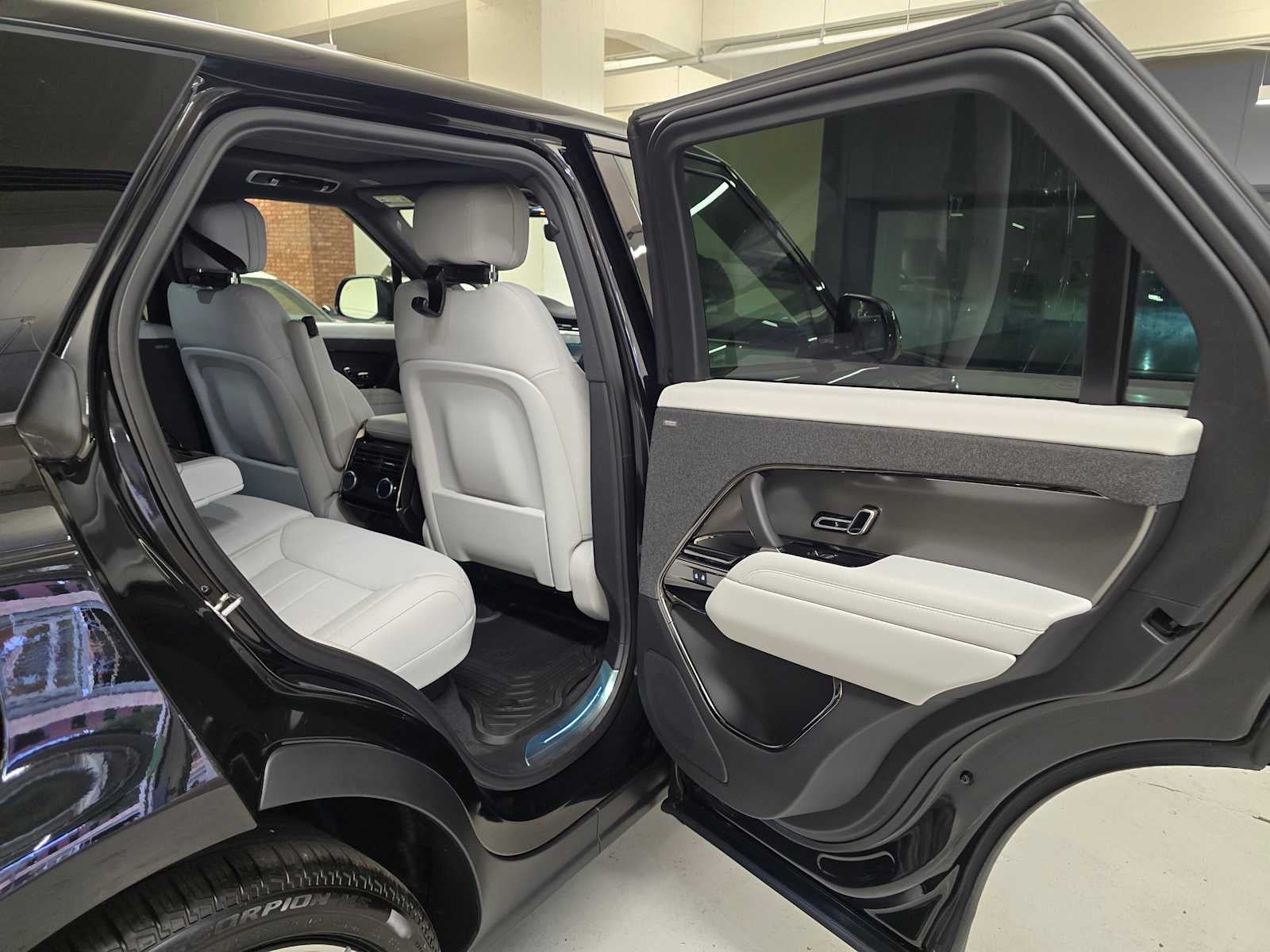 2026 Land Rover Range Rover Sport SE