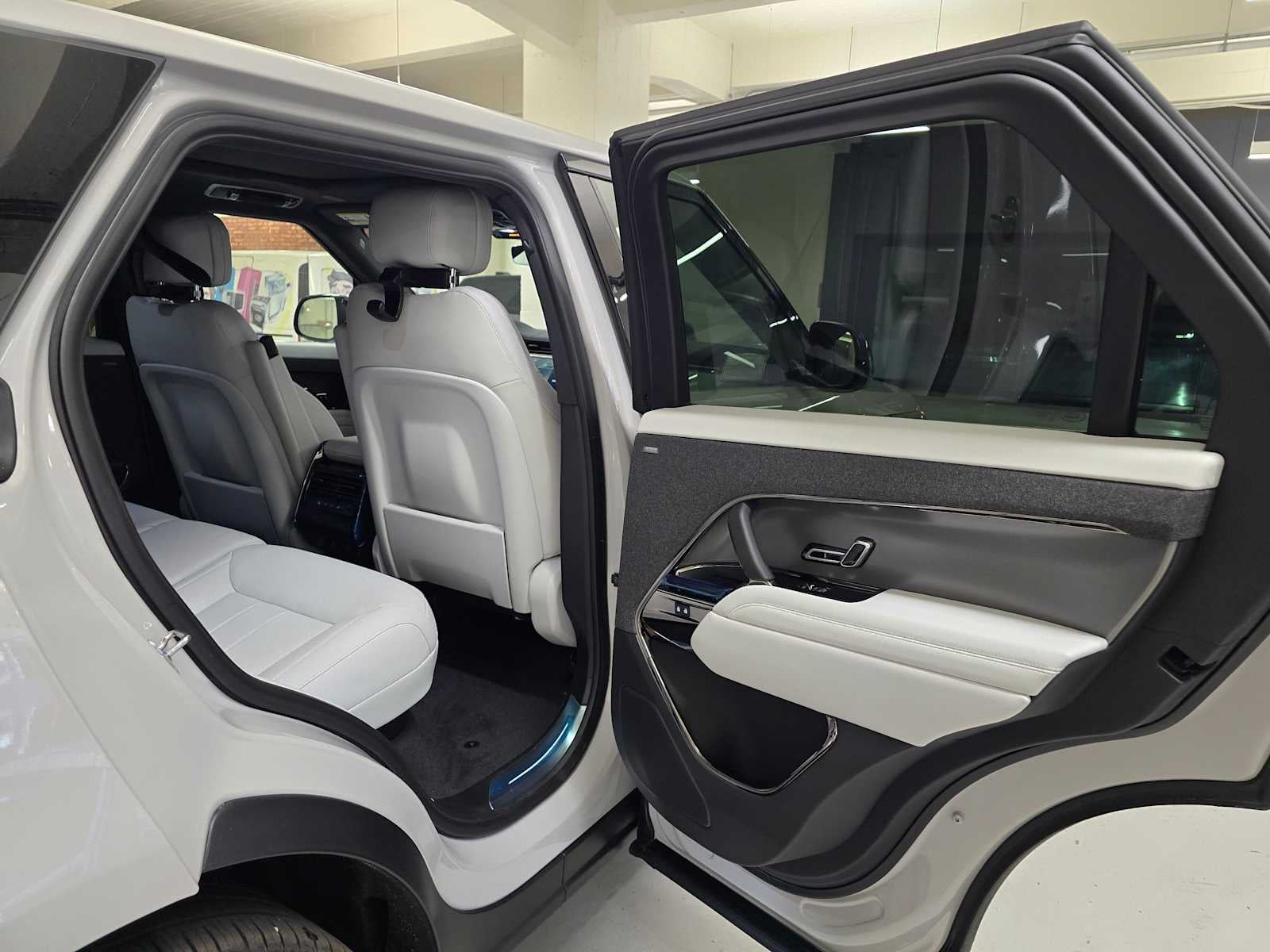 2026 Land Rover Range Rover Sport SE