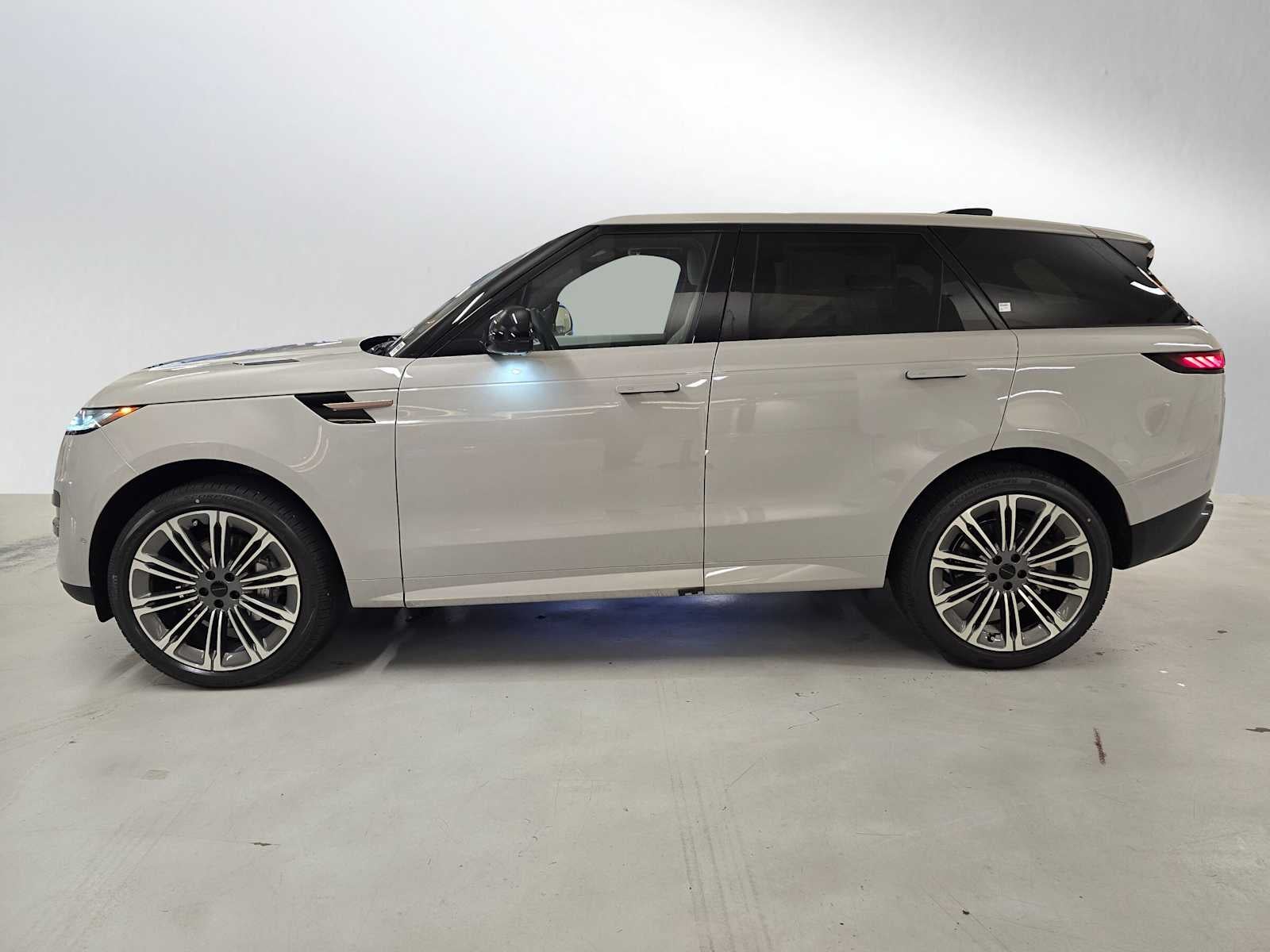 2026 Land Rover Range Rover Sport SE
