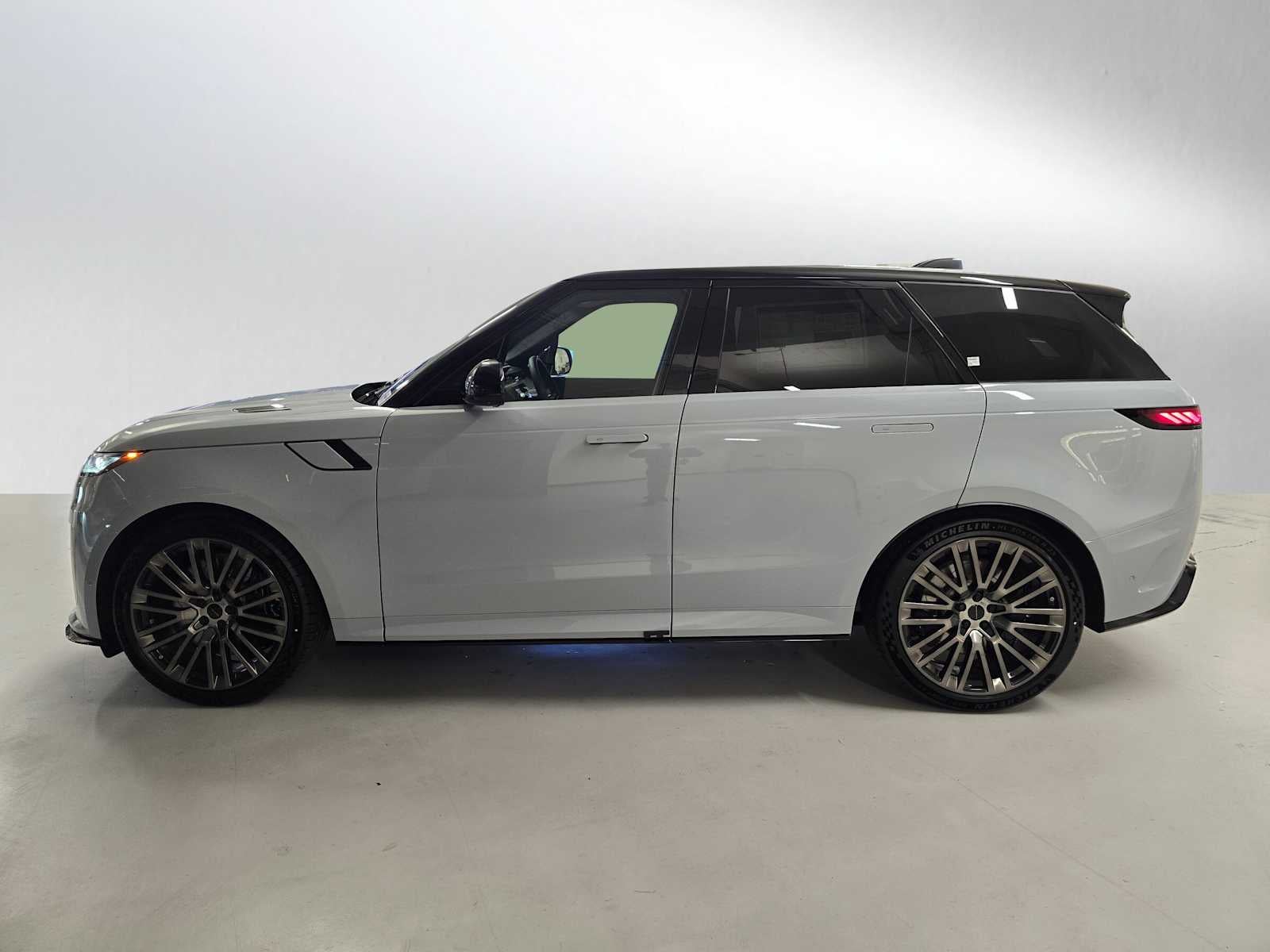 2026 Land Rover Range Rover Sport SV