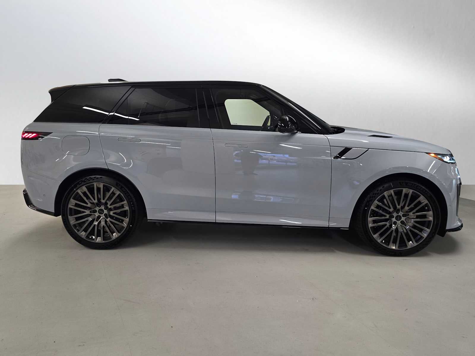 2026 Land Rover Range Rover Sport SV