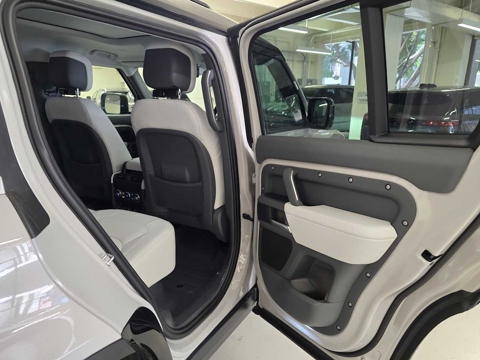 2026 Land Rover Defender X-Dynamic SE 110 P400