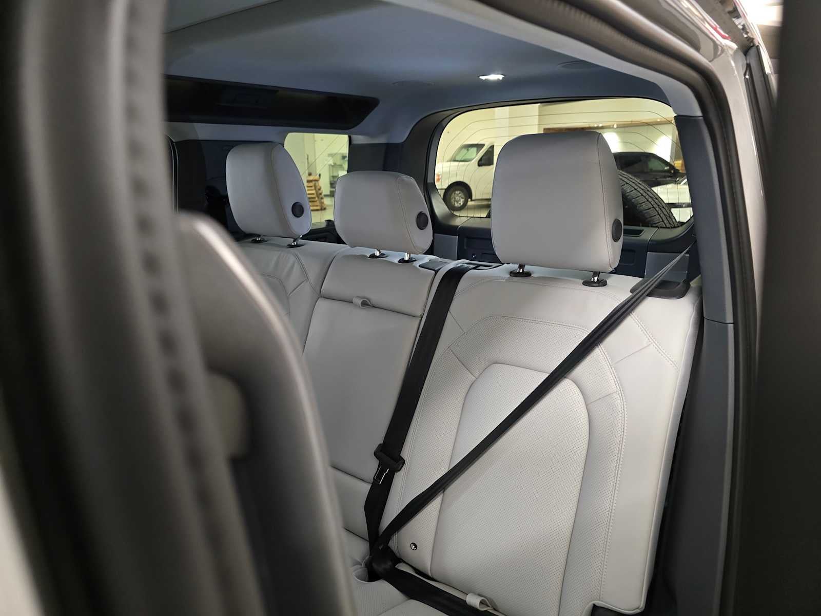 2026 Land Rover Defender X-Dynamic SE 110 P400