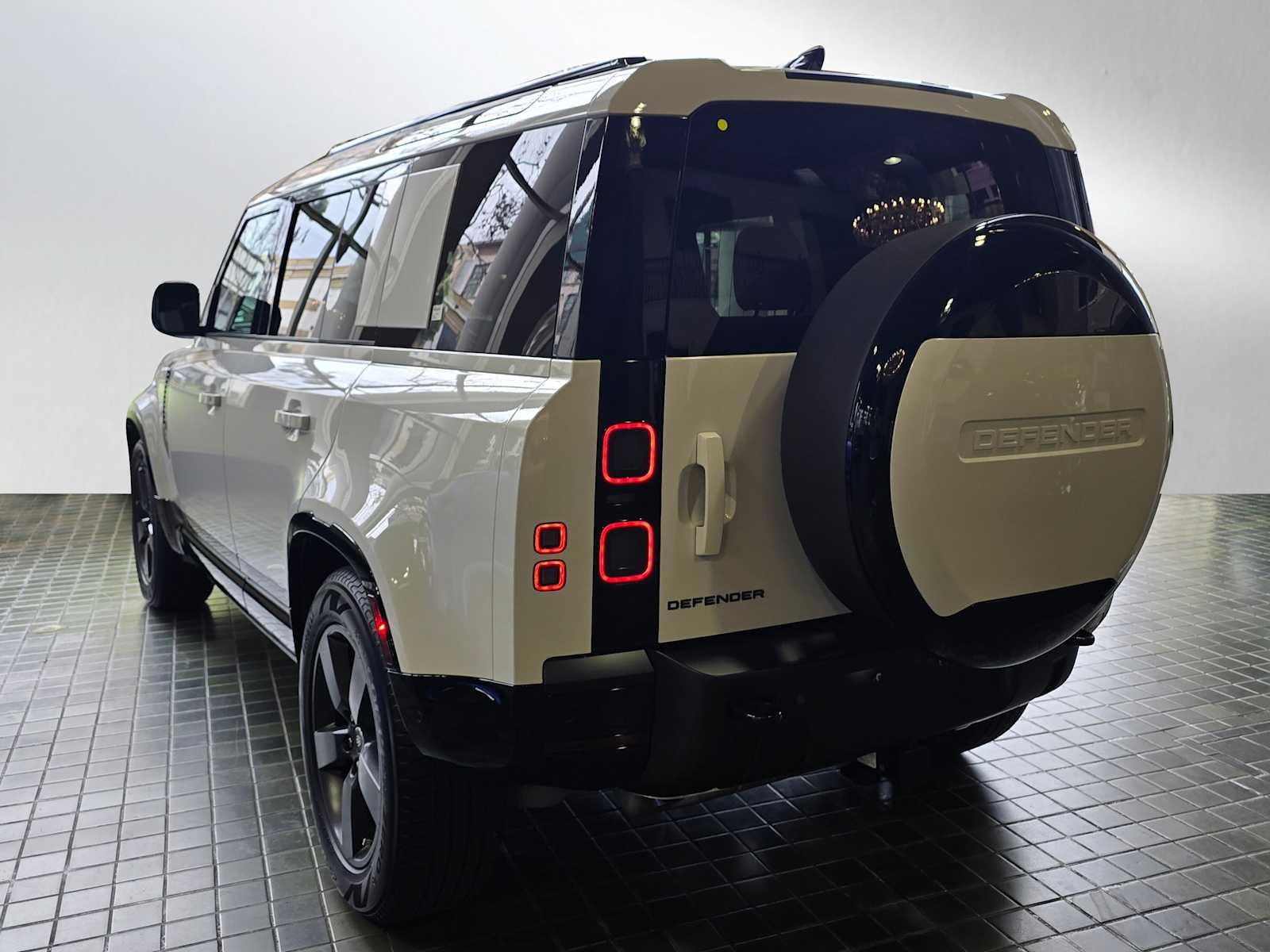 2026 Land Rover Defender X-Dynamic SE 110 P400