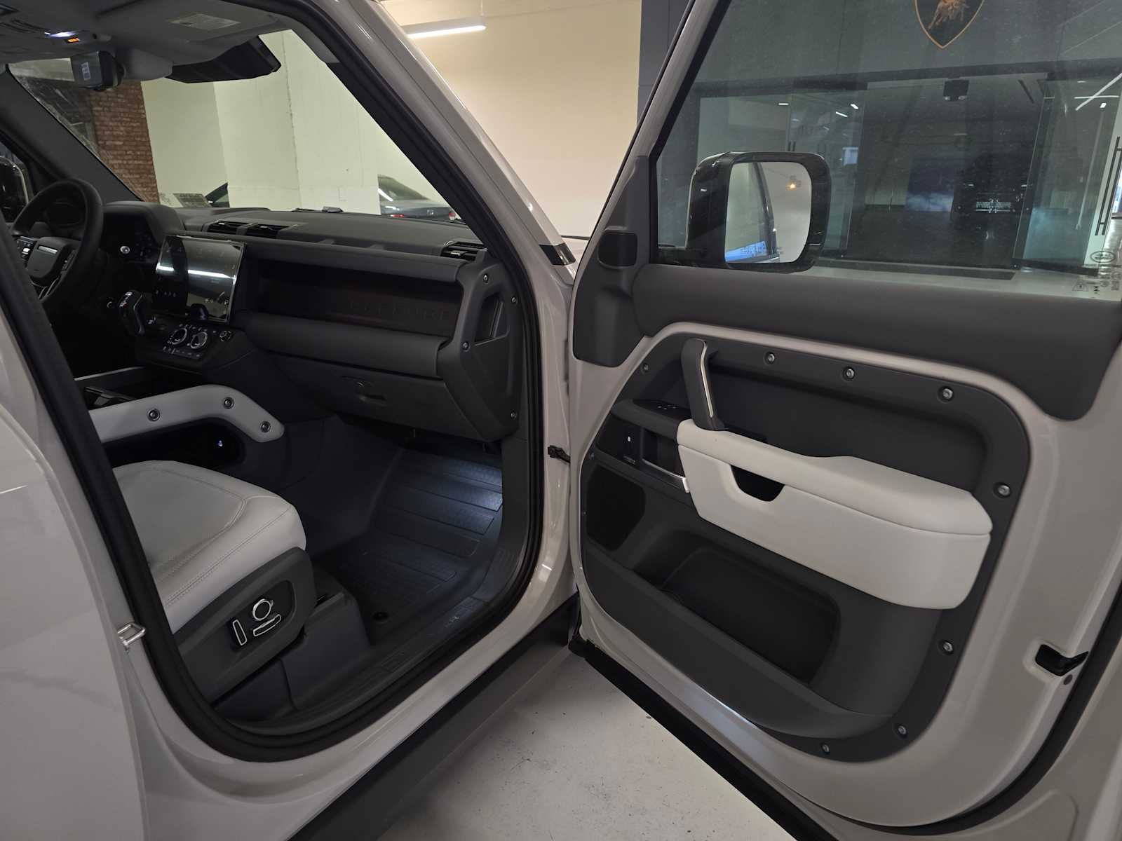 2026 Land Rover Defender X-Dynamic SE 130 P400