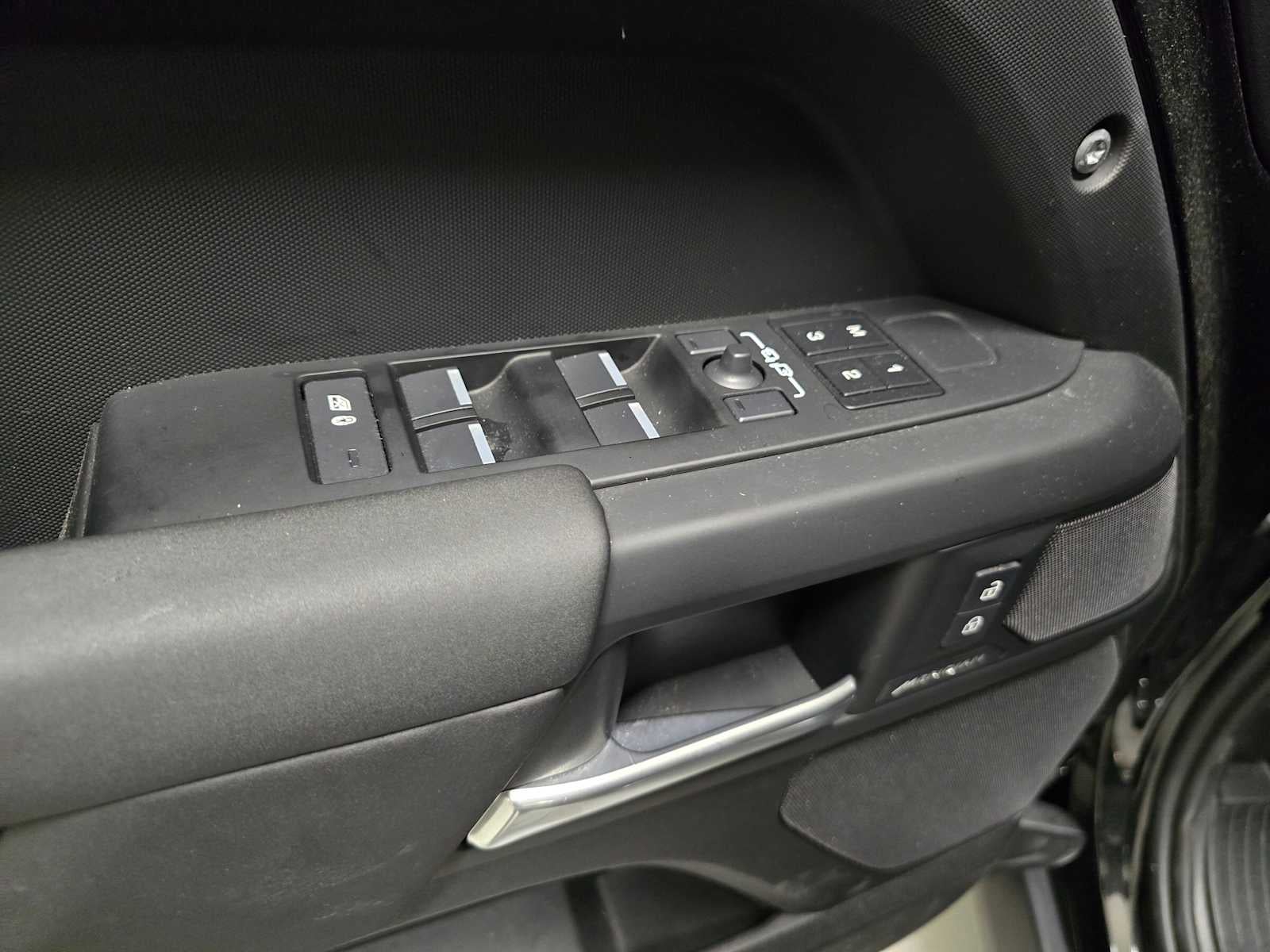 2025 Land Rover Defender S 110 P300