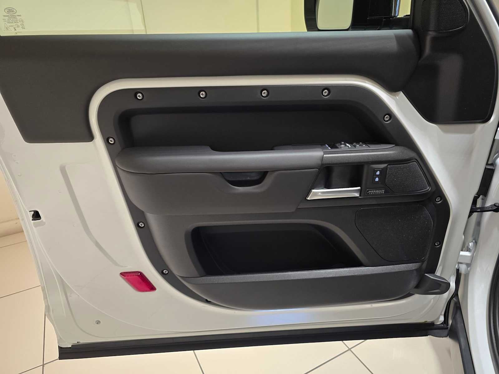 2026 Land Rover Defender V8 90 P525