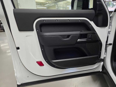 2026 Land Rover Defender V8 90 P525